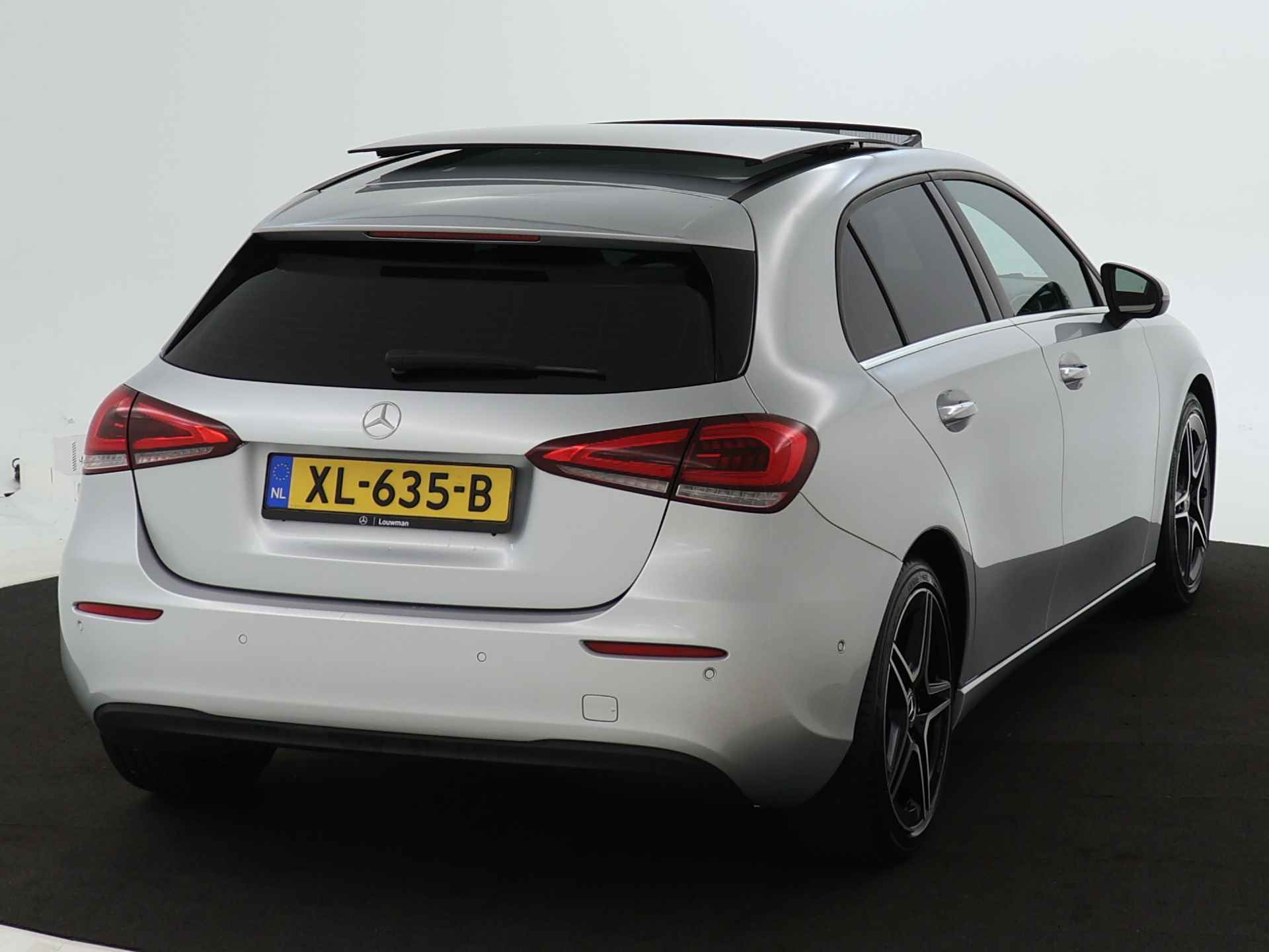 Mercedes-Benz A-Klasse 200 AMG | Panoramadak | Keyless Go |  Sfeerverlichting | Parkeerpakket met Camera | LED | Stoelverwarming | Inclusief 12 Maanden Garantie - 3/47