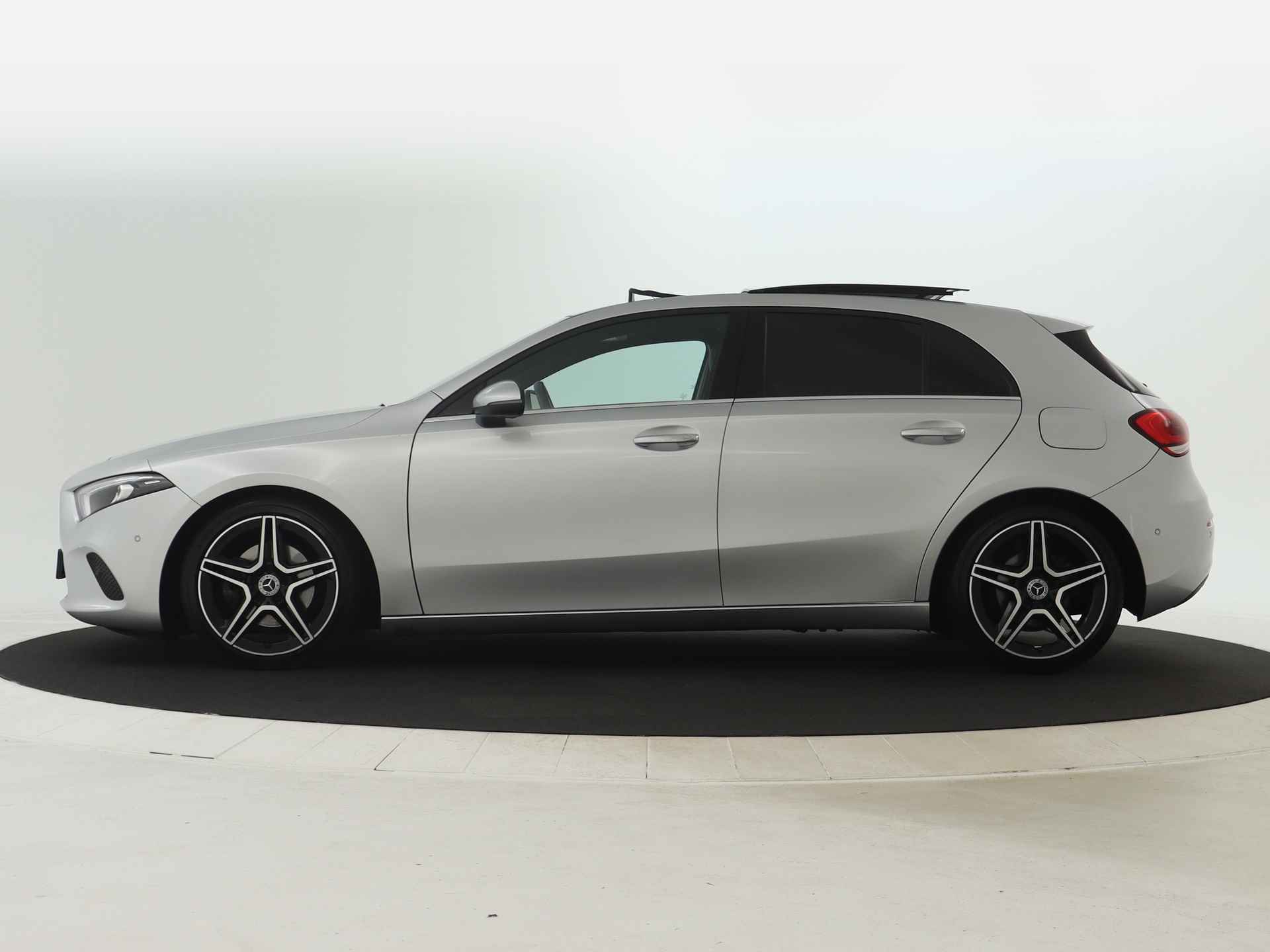 Mercedes-Benz A-Klasse 200 AMG | Panoramadak | Keyless Go |  Sfeerverlichting | Parkeerpakket met Camera | LED | Stoelverwarming | Inclusief 12 Maanden Garantie - 4/47