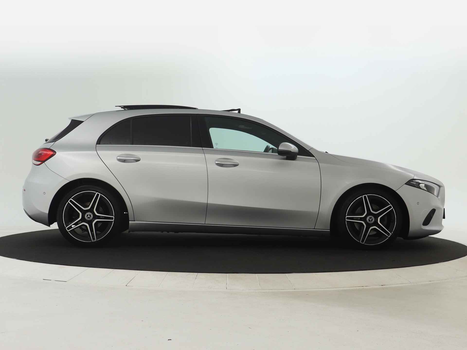 Mercedes-Benz A-Klasse 200 AMG | Panoramadak | Keyless Go |  Sfeerverlichting | Parkeerpakket met Camera | LED | Stoelverwarming | Inclusief 12 Maanden Garantie - 16/47