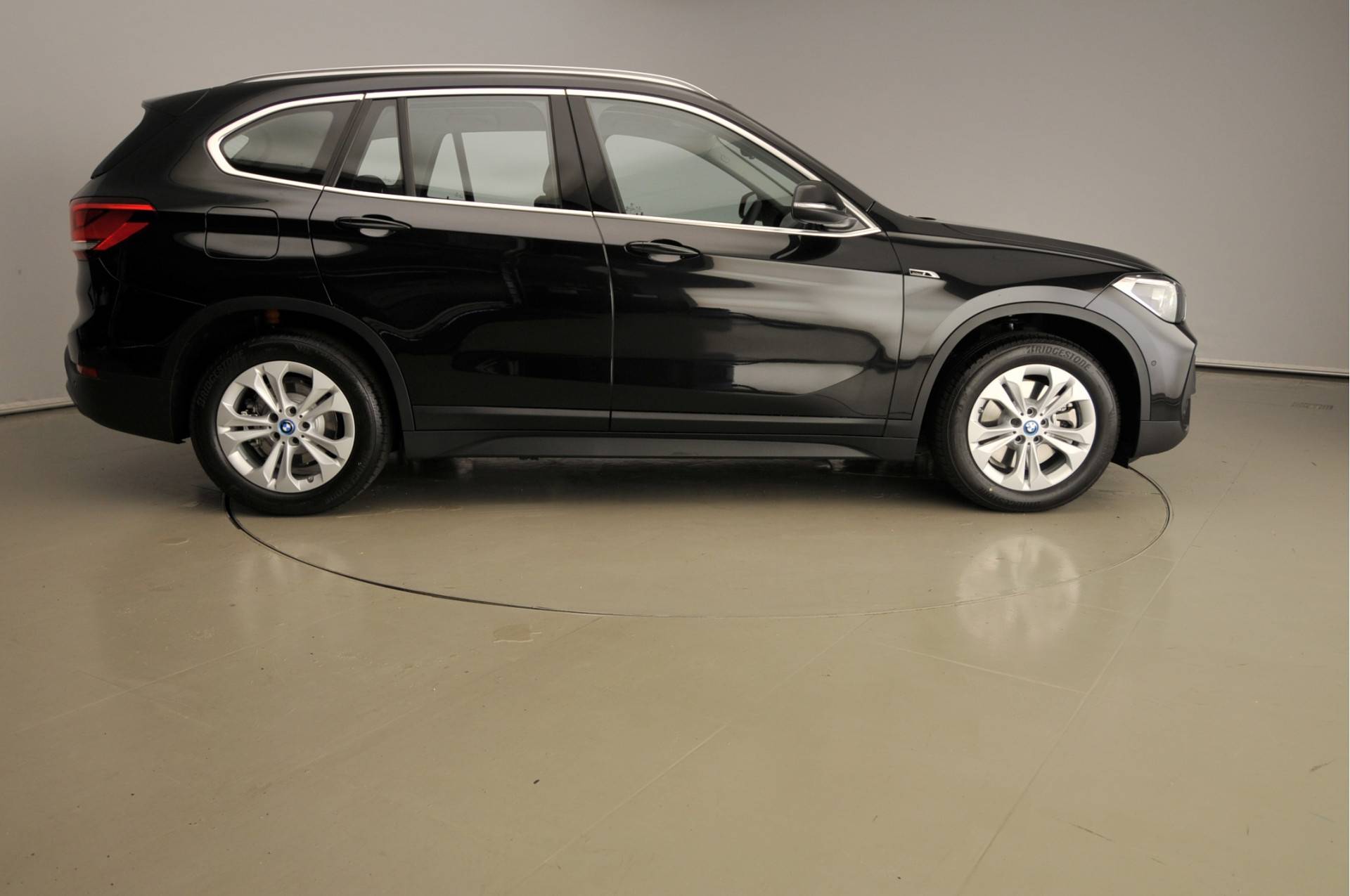 BMW X1 xDrive25e Hybride / LED / Navigatie / Trekhaak / Chrome line / Sportstoelen / DAB / Alu 17 inch - 5/35