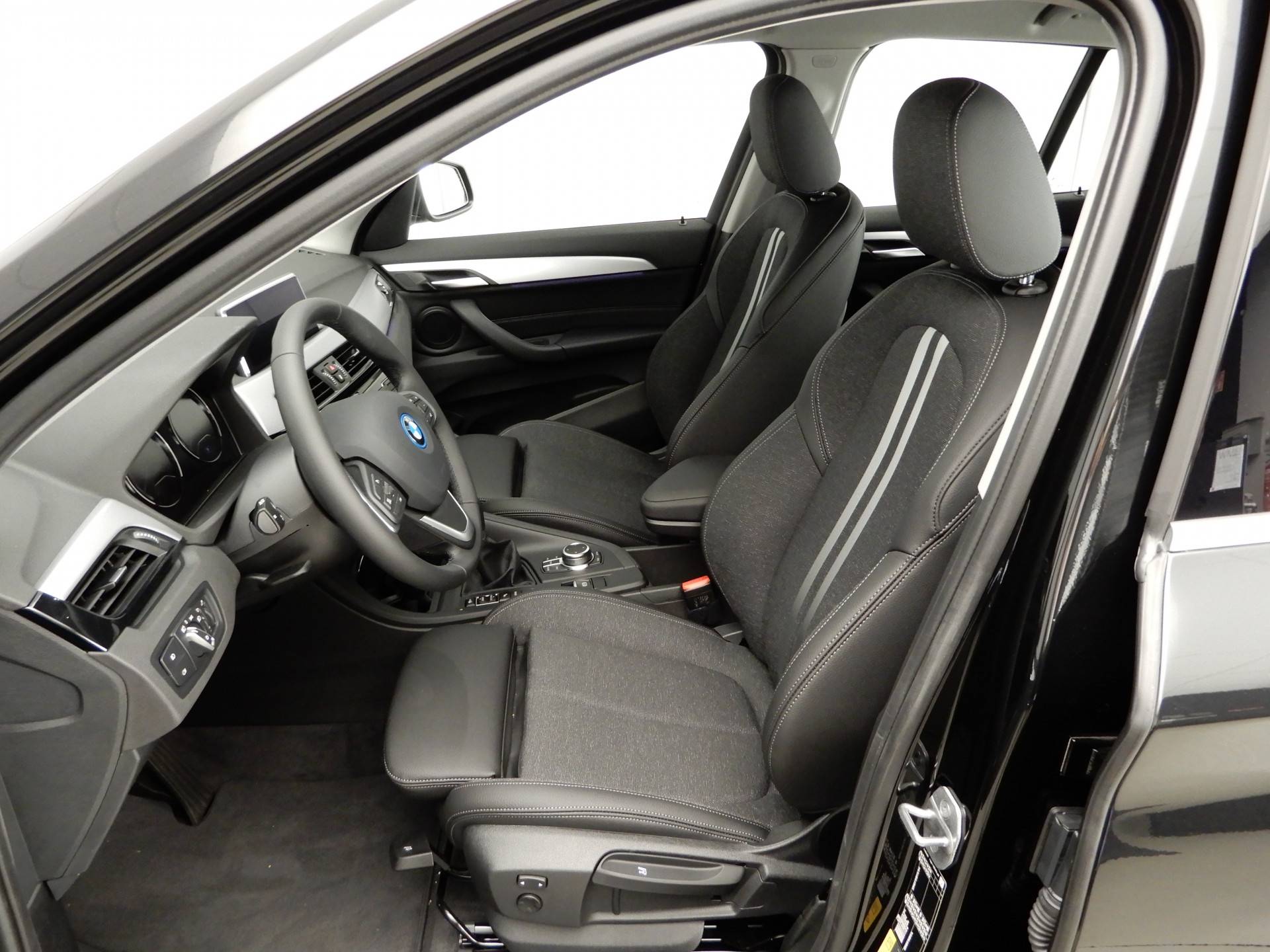 BMW X1 xDrive25e Hybride / LED / Navigatie / Trekhaak / Chrome line / Sportstoelen / DAB / Alu 17 inch - 8/35