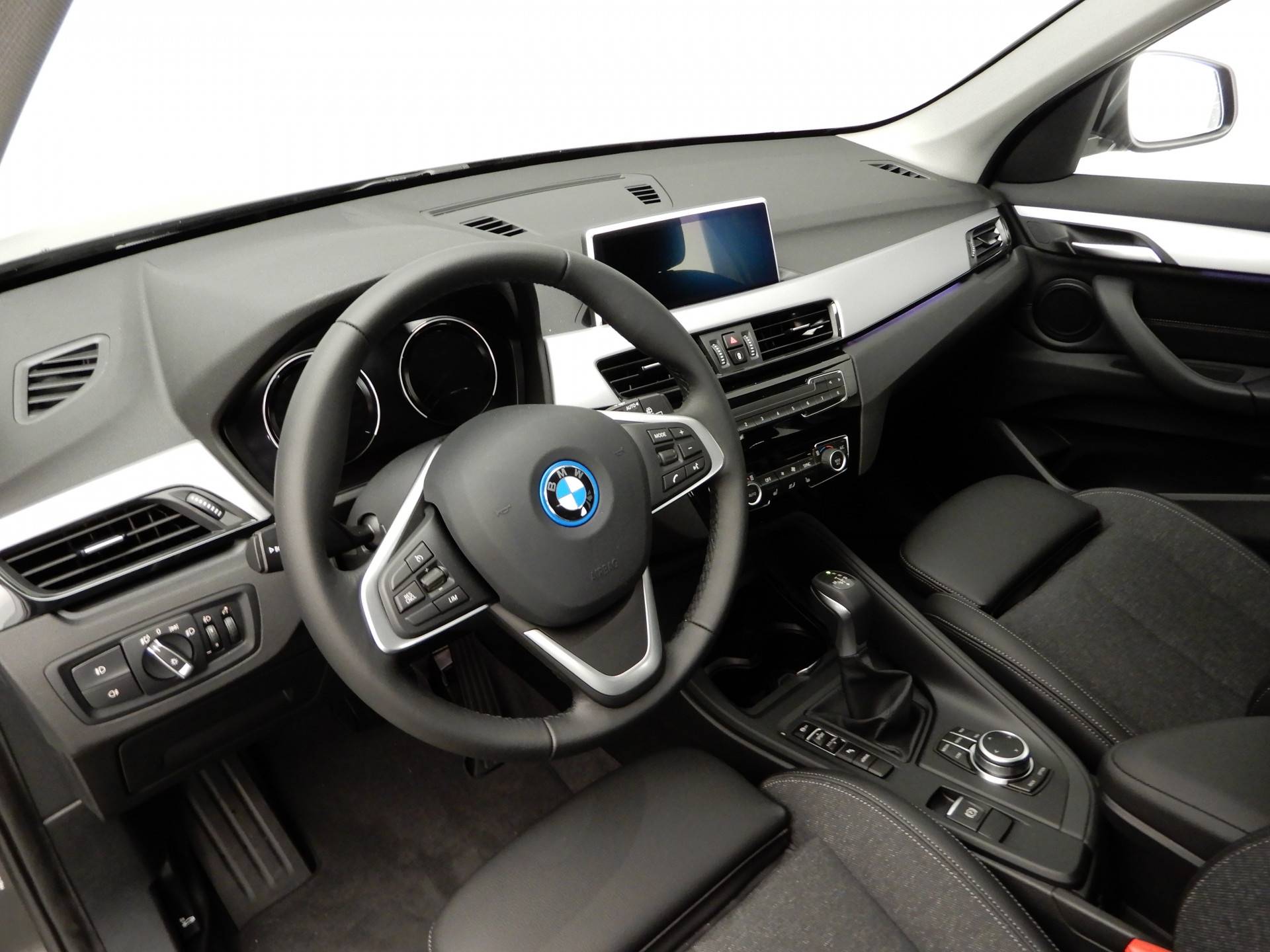BMW X1 xDrive25e Hybride / LED / Navigatie / Trekhaak / Chrome line / Sportstoelen / DAB / Alu 17 inch - 7/35