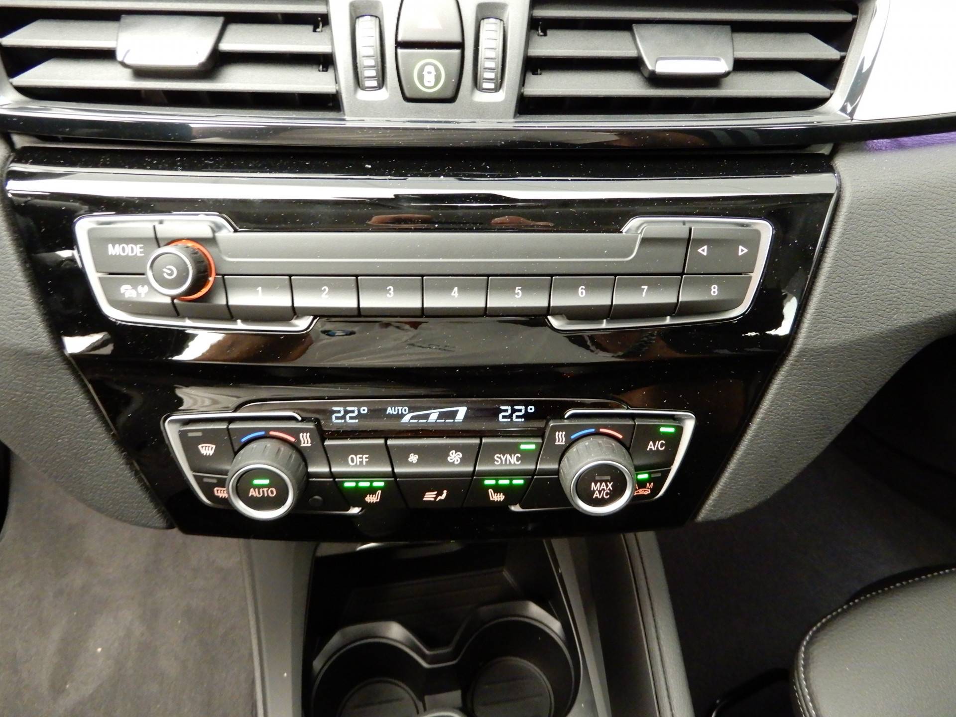 BMW X1 xDrive25e Hybride / LED / Navigatie / Trekhaak / Chrome line / Sportstoelen / DAB / Alu 17 inch - 14/35