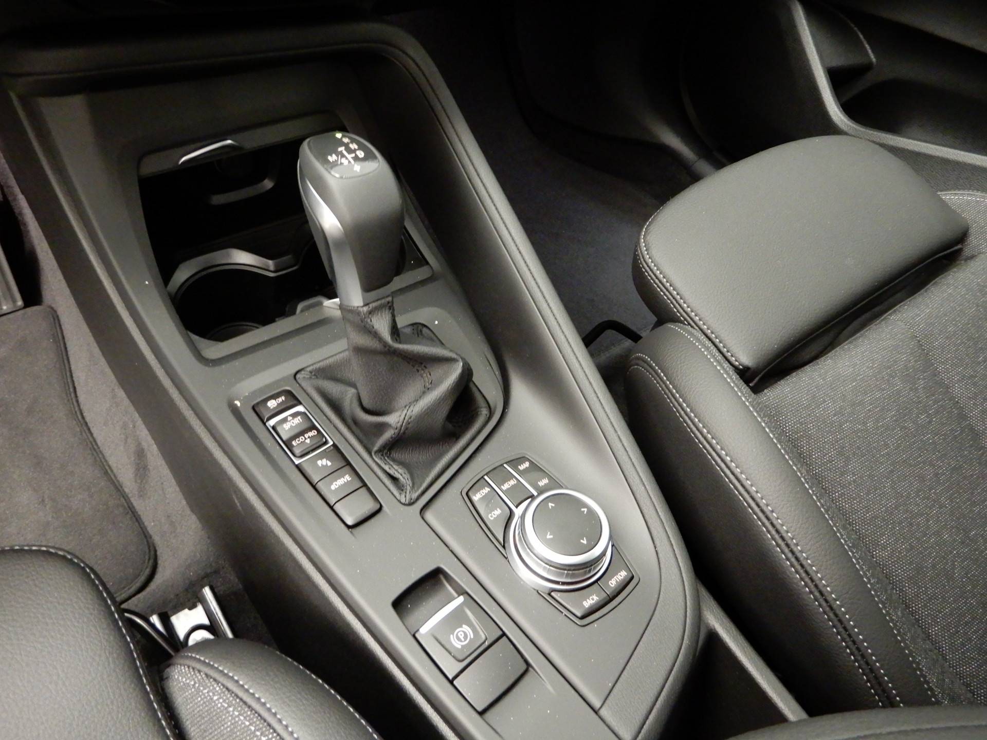 BMW X1 xDrive25e Hybride / LED / Navigatie / Trekhaak / Chrome line / Sportstoelen / DAB / Alu 17 inch - 16/35