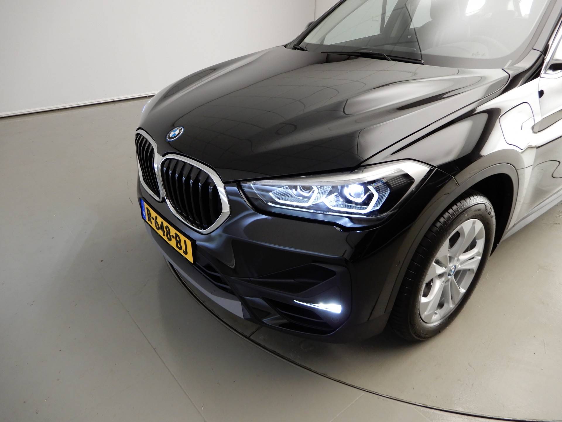 BMW X1 xDrive25e Hybride / LED / Navigatie / Trekhaak / Chrome line / Sportstoelen / DAB / Alu 17 inch - 33/35
