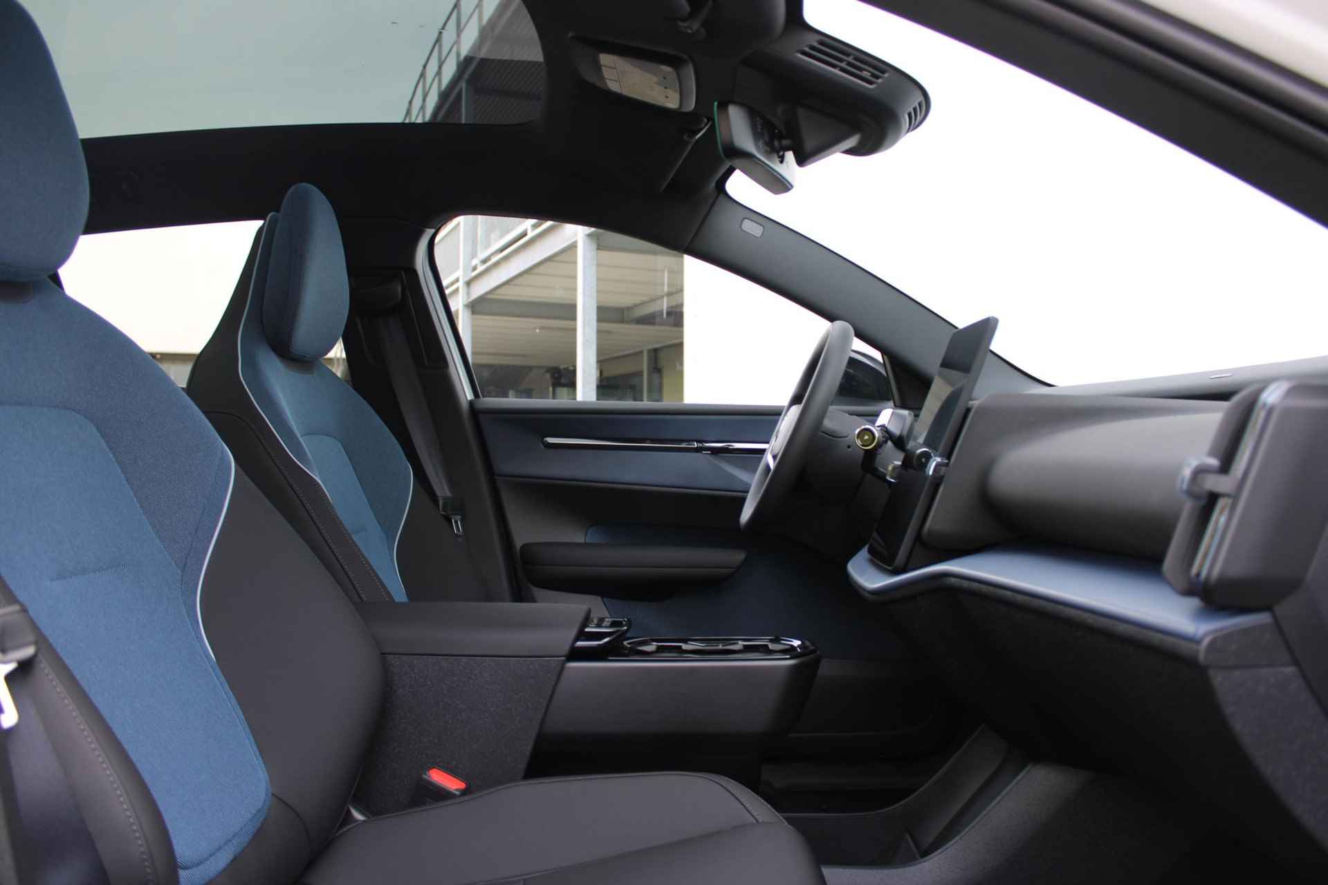Volvo EX30 Single Motor Extended Range Plus 69 kWh Harman/Kardon Premium Audio, Adaptive Cruise Control&Pilot Assist, Elektrische Achterklep, Park assist voor+achter & camera, Google Services, Geavanceerde Interieurverlichting, - 5/14