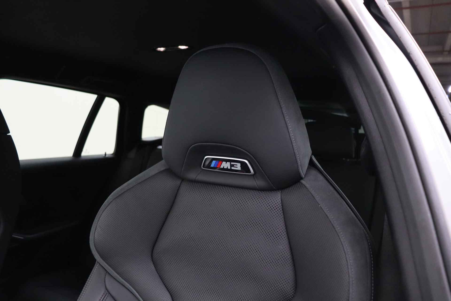 BMW 3 Serie Touring M3 xDrive Competition High Executive Automaat / M Drive Professional / M Sportstoelen / Laserlight / Parking Assistant Plus / Adaptief M Onderstel / Comfort Access - 40/43