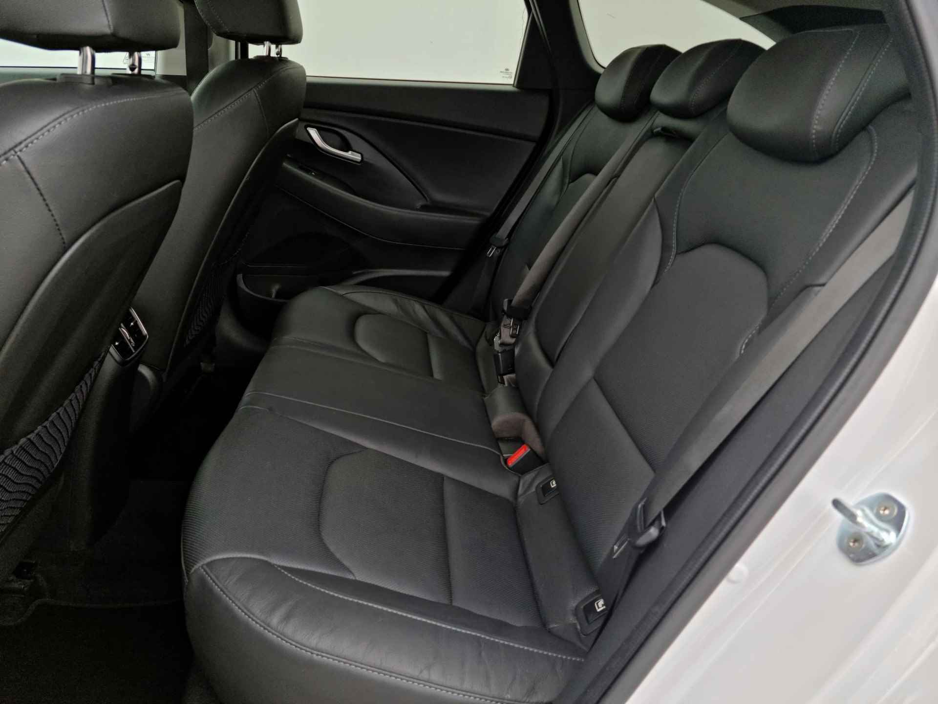 Hyundai i30 Wagon 1.5 T-GDi MHEV Premium / Private Lease Vanaf €629,- / Origineel NL / Lederen Bekleding - 7/43