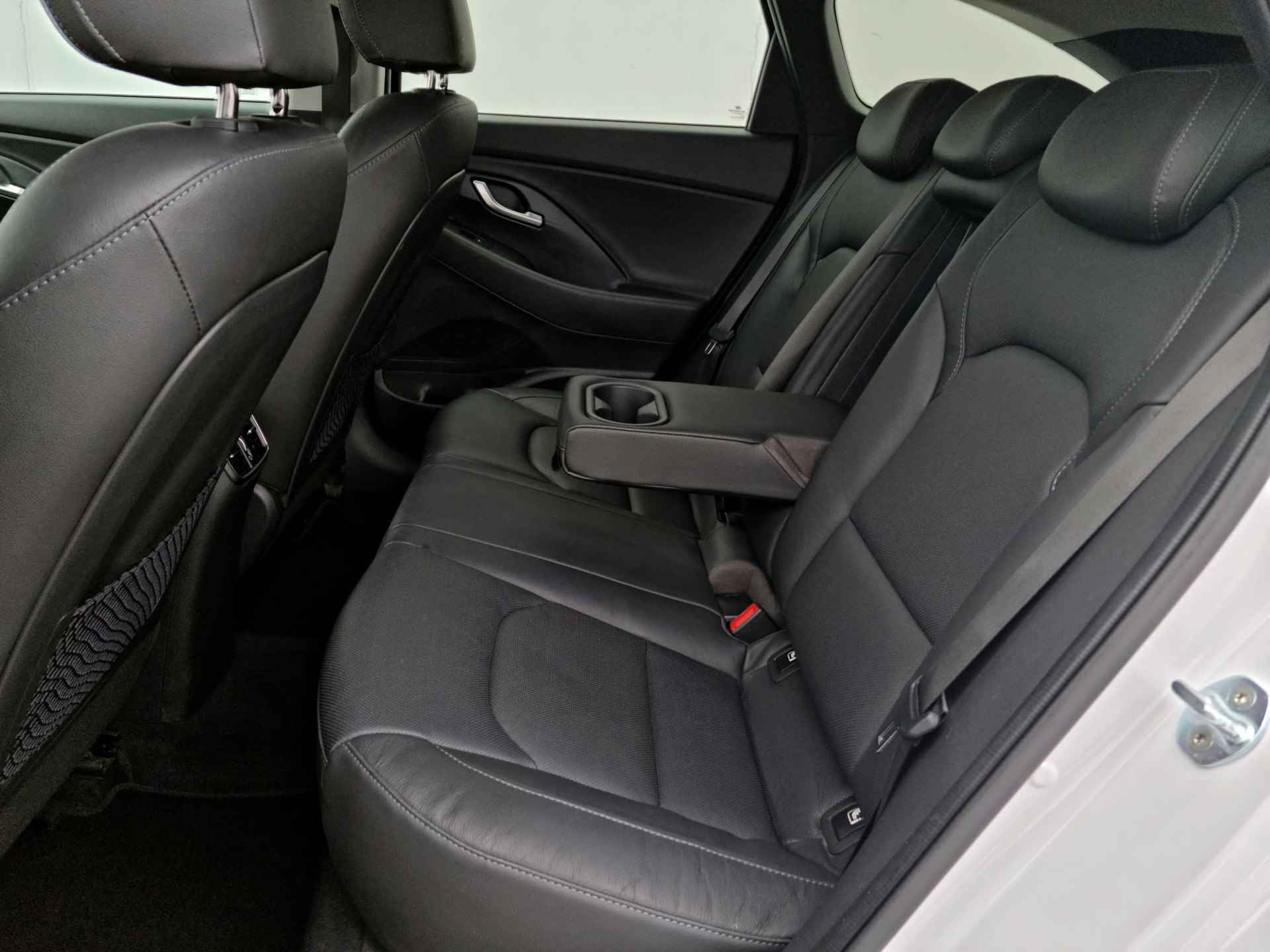 Hyundai i30 Wagon 1.5 T-GDi MHEV Premium / Private Lease Vanaf €629,- / Origineel NL / Lederen Bekleding - 41/43