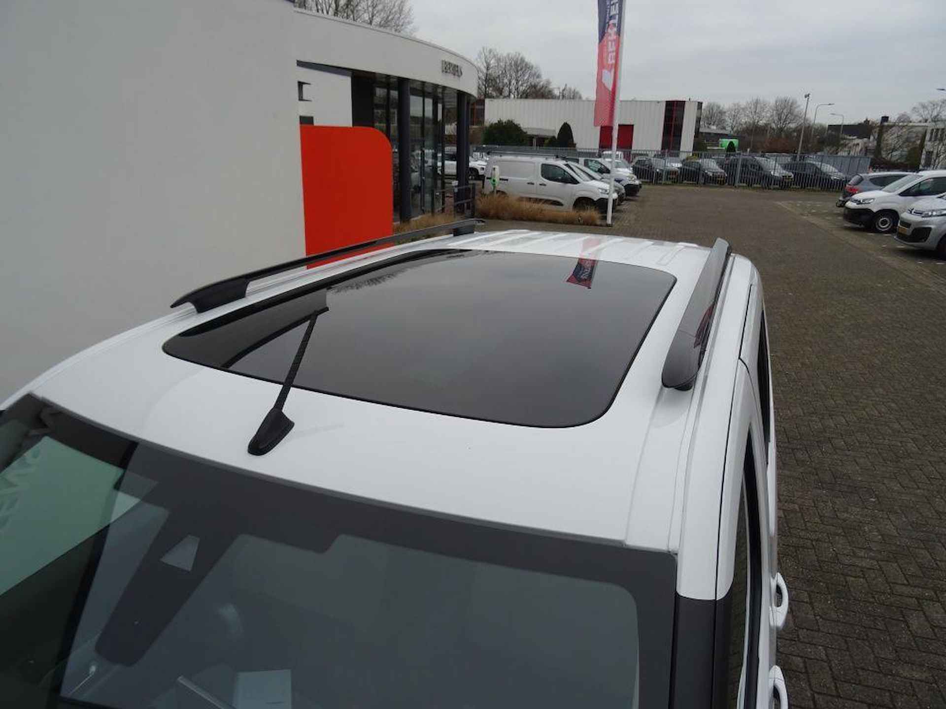 Citroën Berlingo 1.2 PT 130 EAT8 Shine | Panoramadak | Trekhaak | Prijs is rijklaar - 35/35