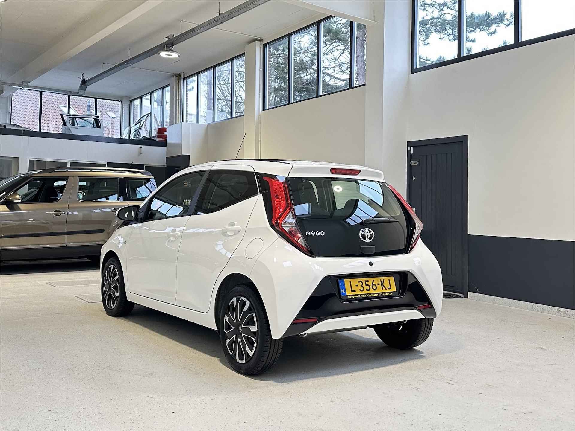 Toyota Aygo 1.0 VVT-i x-play cabrio | Apple Carplay| Navigatie | Camera | NL | 1 Eig | - 4/33