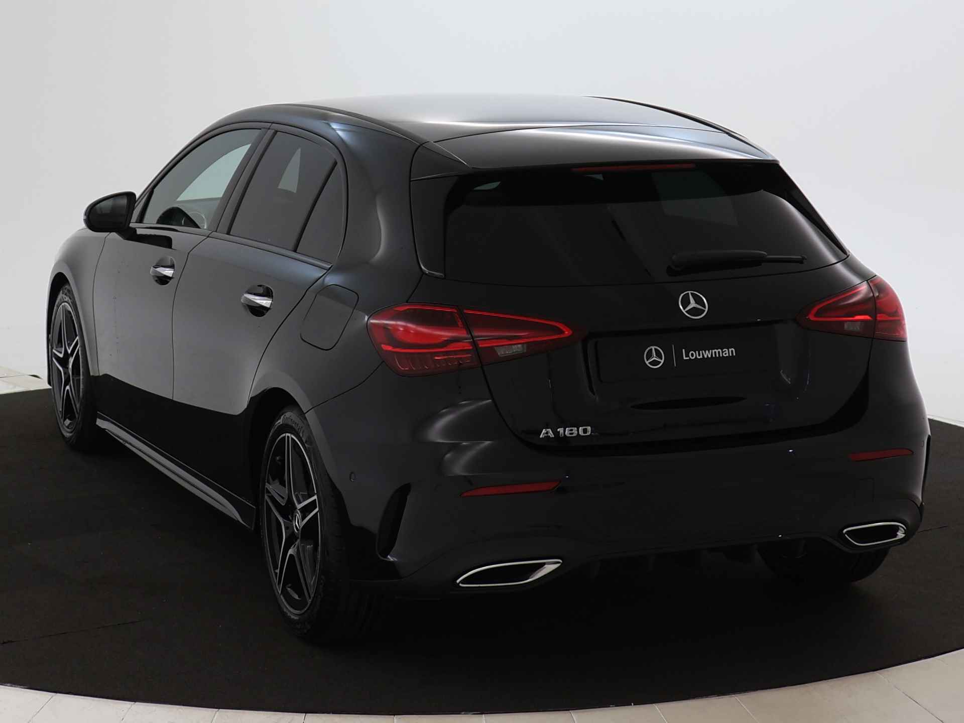 Mercedes-Benz A-Klasse 180 AMG Line LIMITED Edition | Nightpakket | Parkeerpakket met achteruitrijcamera | KEYLESS GO | Dodehoekassistent | Extra USB-poorten | Draadloos oplaadsysteem voor Smartphone | Sfeerverlichting | - 4/37