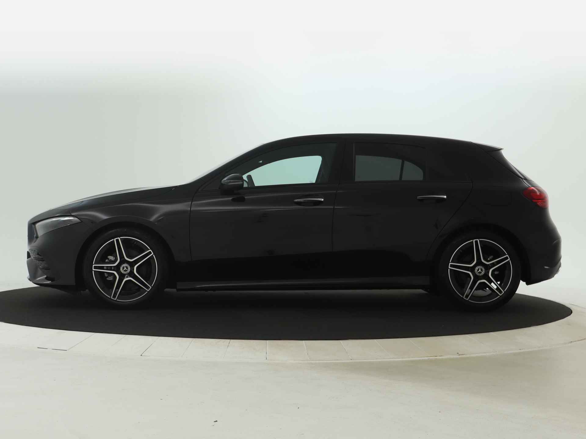 Mercedes-Benz A-Klasse 180 AMG Line LIMITED Edition | Nightpakket | Parkeerpakket met achteruitrijcamera | KEYLESS GO | Dodehoekassistent | Extra USB-poorten | Draadloos oplaadsysteem voor Smartphone | Sfeerverlichting | - 22/37