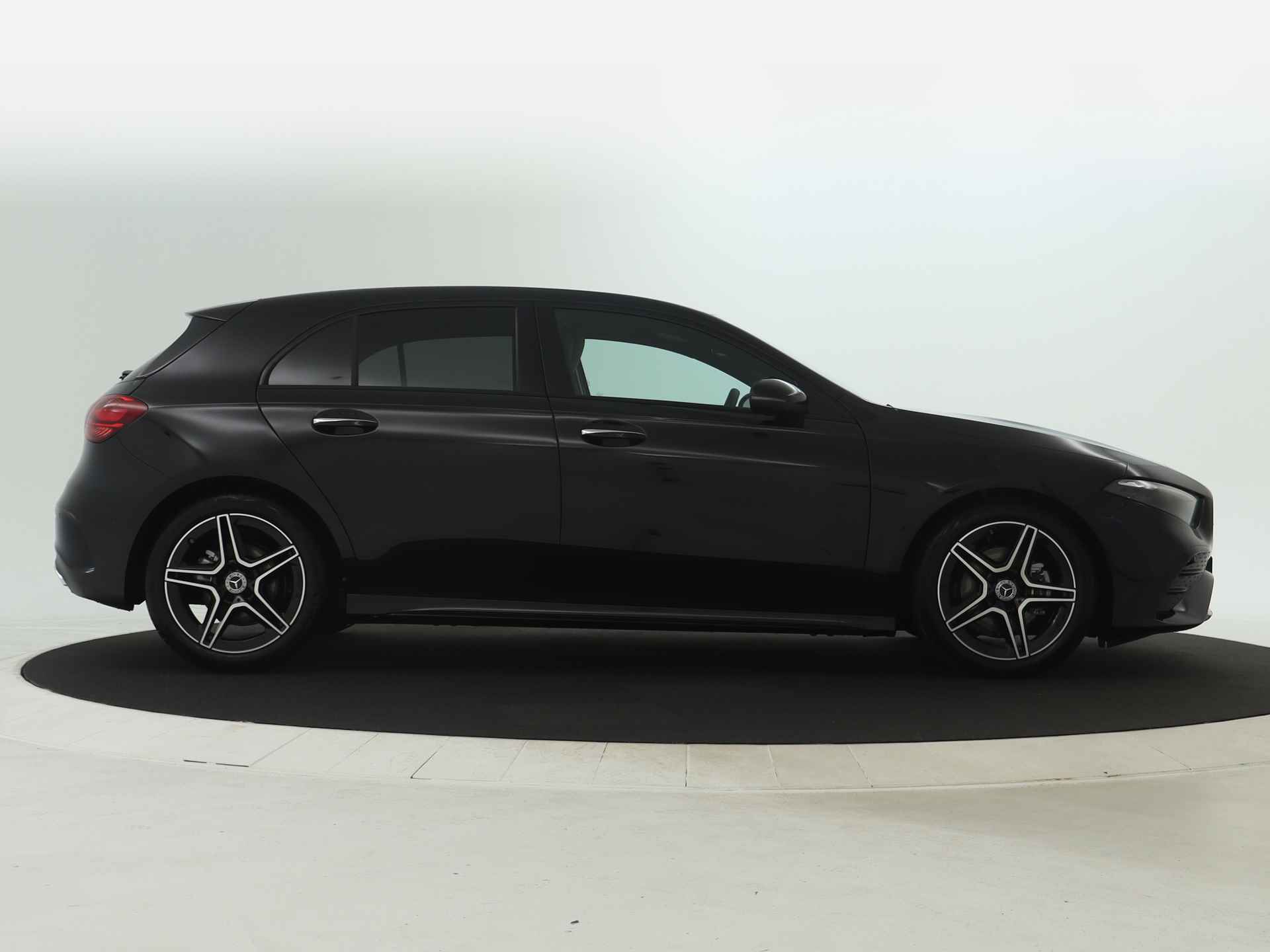 Mercedes-Benz A-Klasse 180 AMG Line LIMITED Edition | Nightpakket | Parkeerpakket met achteruitrijcamera | KEYLESS GO | Dodehoekassistent | Extra USB-poorten | Draadloos oplaadsysteem voor Smartphone | Sfeerverlichting | - 23/37