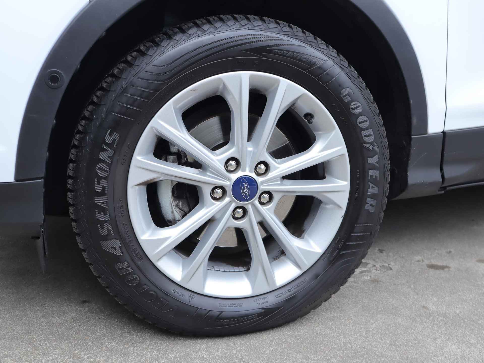 Ford Kuga 1.5 EcoBoost Titanium 120pk | Stoel- stuur en voorruitverwarming | Panoramadak | 1.800kg trekgewicht | Navigatie | All season banden - 7/44