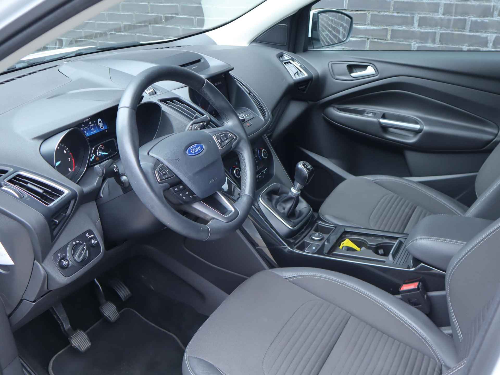 Ford Kuga 1.5 EcoBoost Titanium 120pk | Stoel- stuur en voorruitverwarming | Panoramadak | 1.800kg trekgewicht | Navigatie | All season banden - 9/44