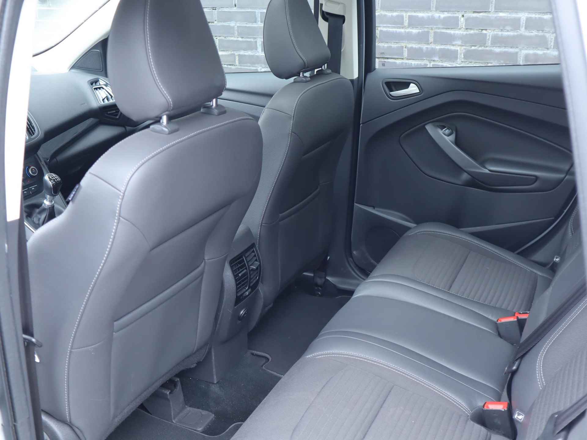 Ford Kuga 1.5 EcoBoost Titanium 120pk | Stoel- stuur en voorruitverwarming | Panoramadak | 1.800kg trekgewicht | Navigatie | All season banden - 13/44