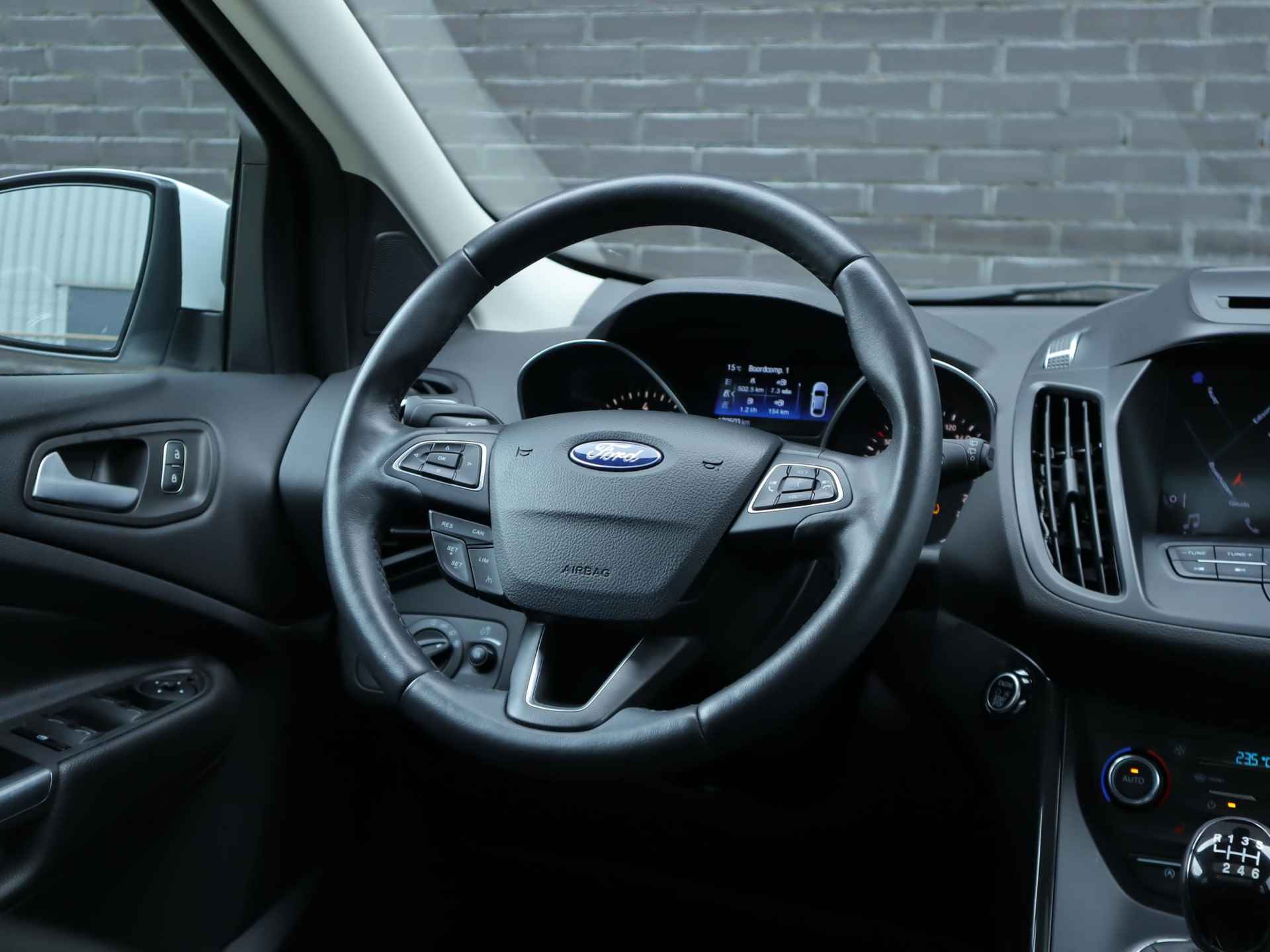 Ford Kuga 1.5 EcoBoost Titanium 120pk | Stoel- stuur en voorruitverwarming | Panoramadak | 1.800kg trekgewicht | Navigatie | All season banden - 16/44