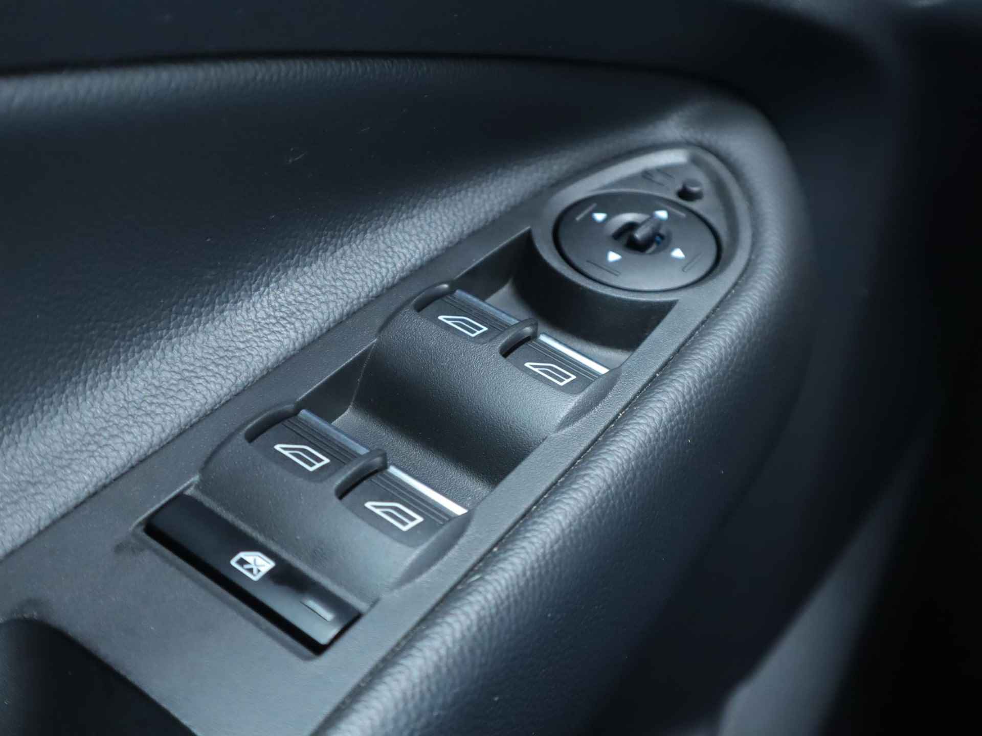 Ford Kuga 1.5 EcoBoost Titanium 120pk | Stoel- stuur en voorruitverwarming | Panoramadak | 1.800kg trekgewicht | Navigatie | All season banden - 33/44
