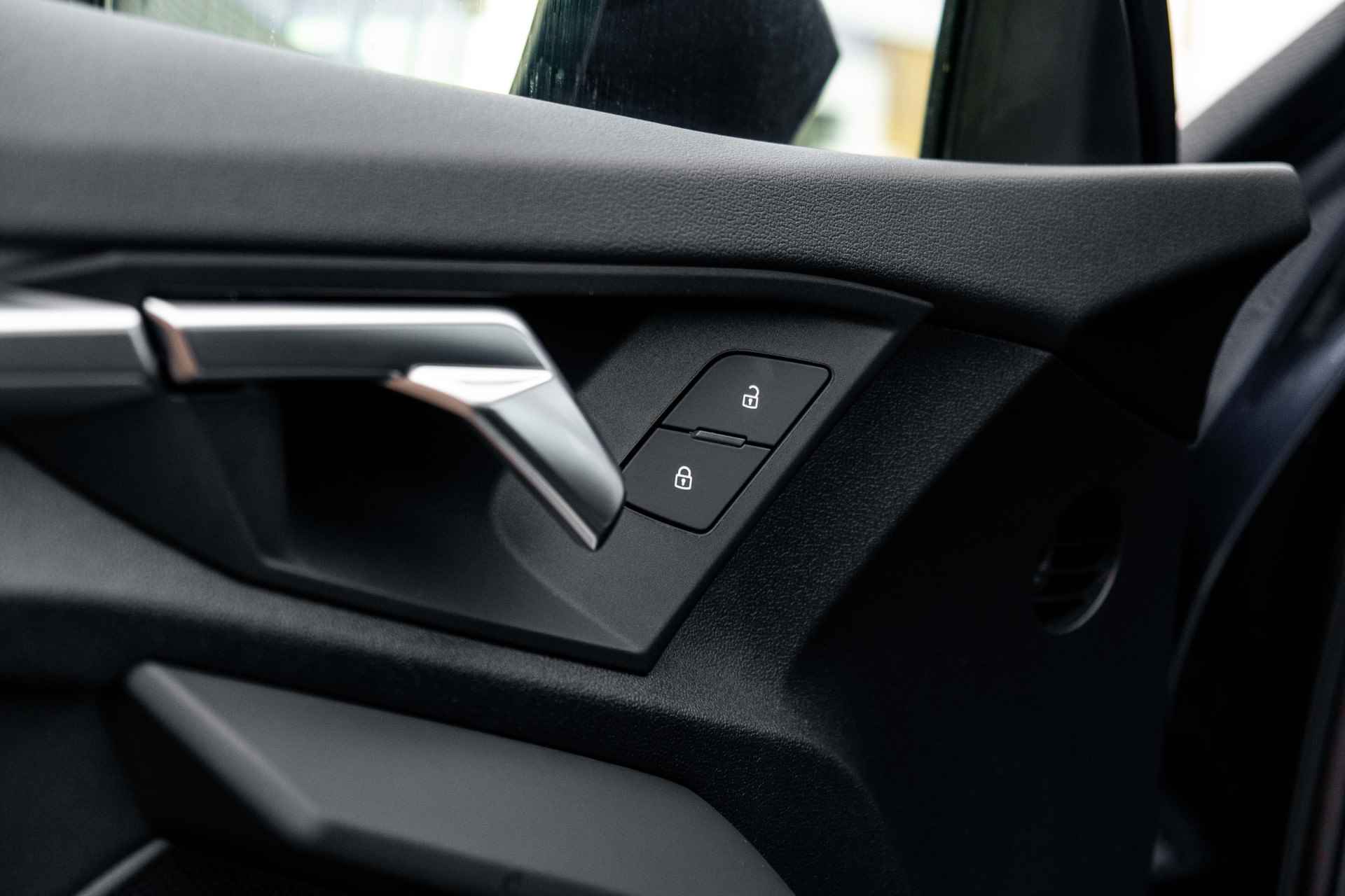 Audi A3 Sportback 30TFSI 110PK S edition | Stoelverwarming | Parkeersensoren Voor & Achter | Automatisch Dimmende Binnenspiegel | - 33/65
