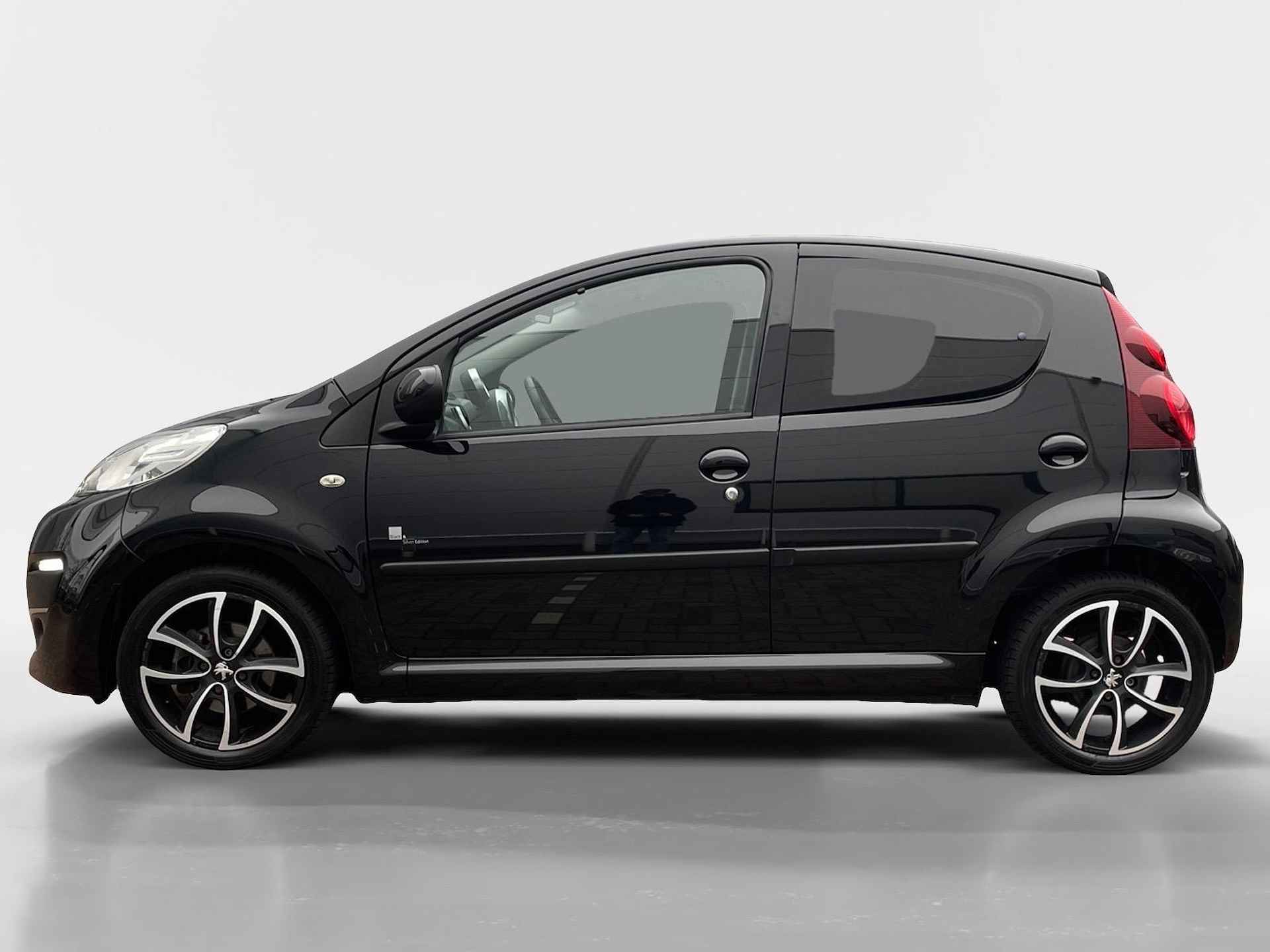 Peugeot 107 1.0 Black & Silver | Airco | Elektrische Ramen | Aux | 12 Maanden Bovag Garantie - 2/21