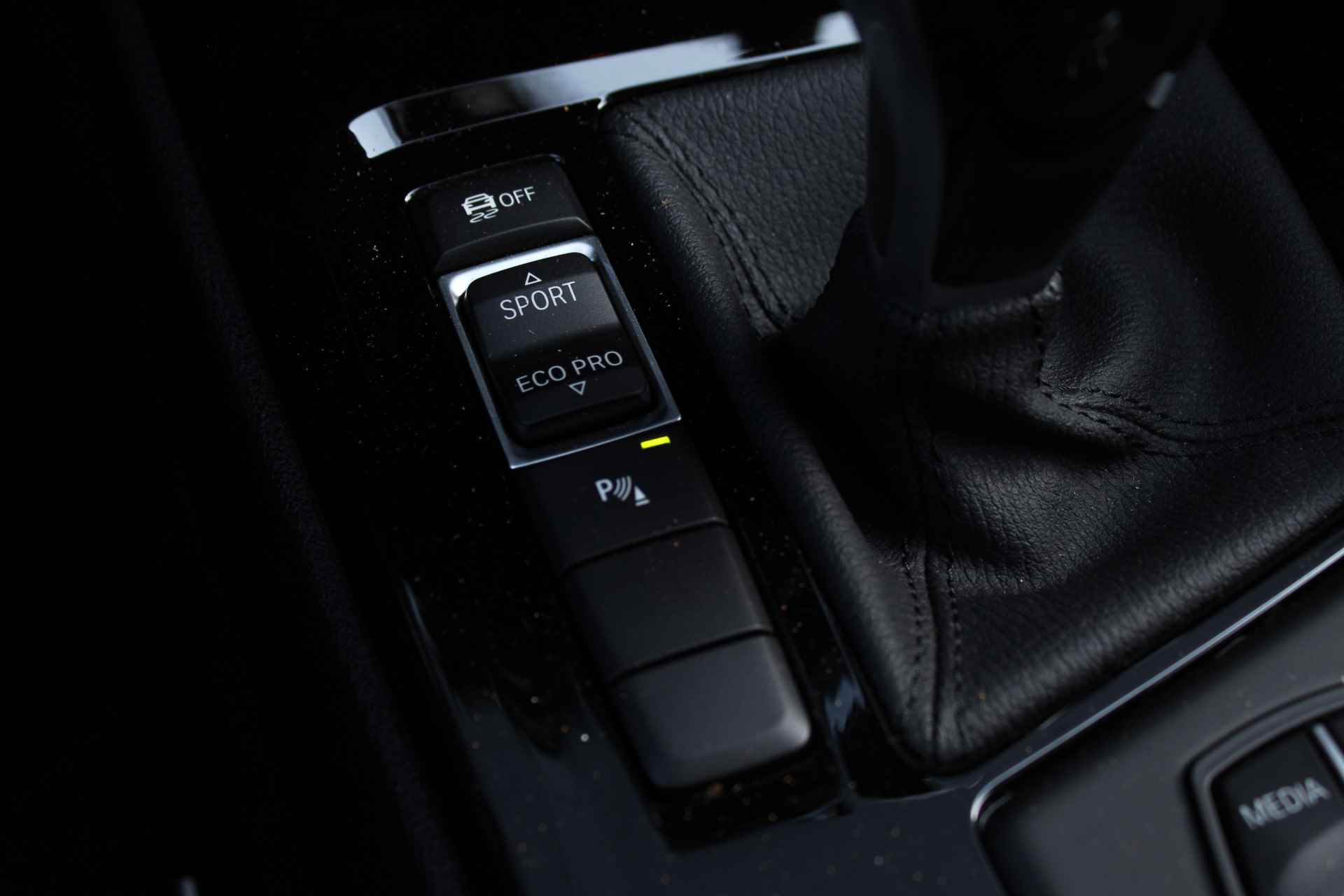 BMW X2 sDrive18i High Executive M Sport Automaat / Panoramadak / Achteruitrijcamera / Sportstoelen / Comfort Access / Adaptief onderstel / Park Assistant / Head-Up - 27/35