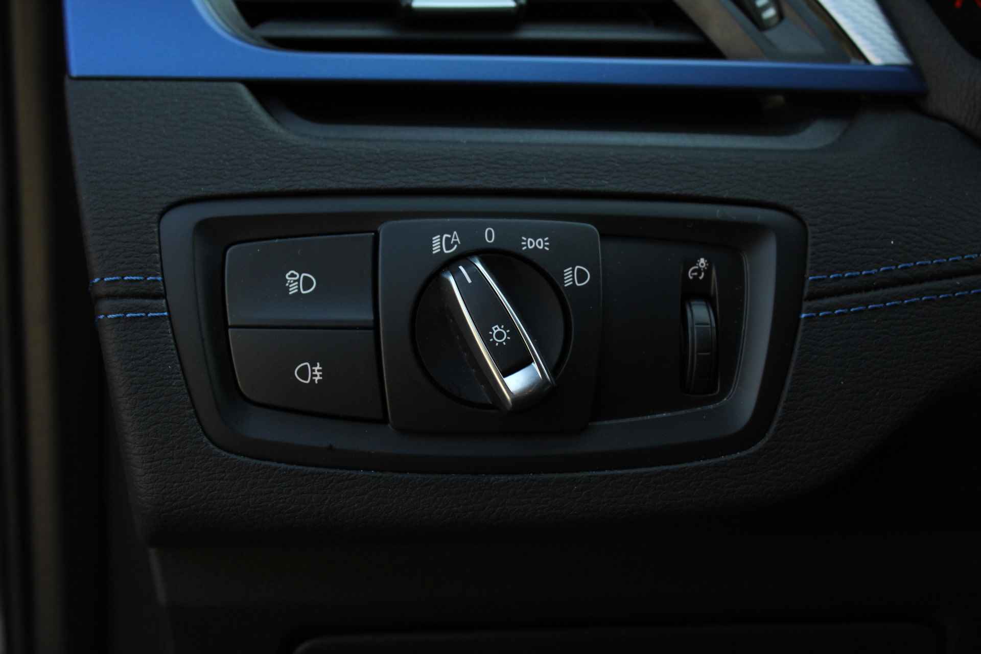 BMW X2 sDrive18i High Executive M Sport Automaat / Panoramadak / Achteruitrijcamera / Sportstoelen / Comfort Access / Adaptief onderstel / Park Assistant / Head-Up - 31/35