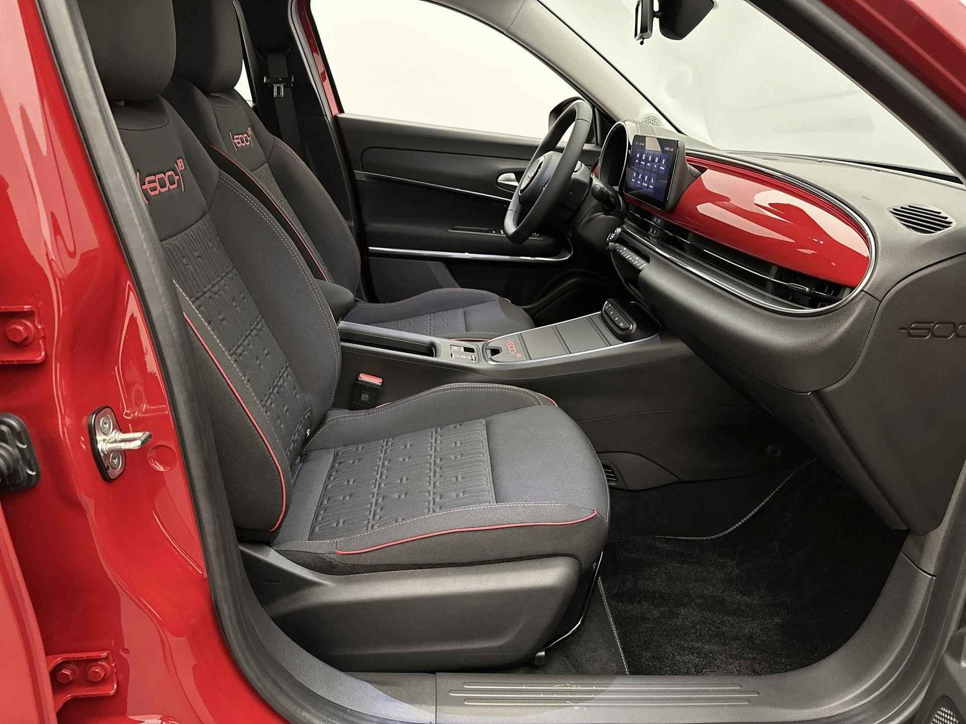 Fiat 600e EV RED 54 kWh 156 pk | Navigatie via Apple Carplay/Android Auto | Parkeersensoren Achter | Keyless Start | LED Koplampen | DAB Ontvanger | Volledig Digitaal Instrumentenpaneel | Climate Control | Cruise Control | LED Mistlampen | - 14/31