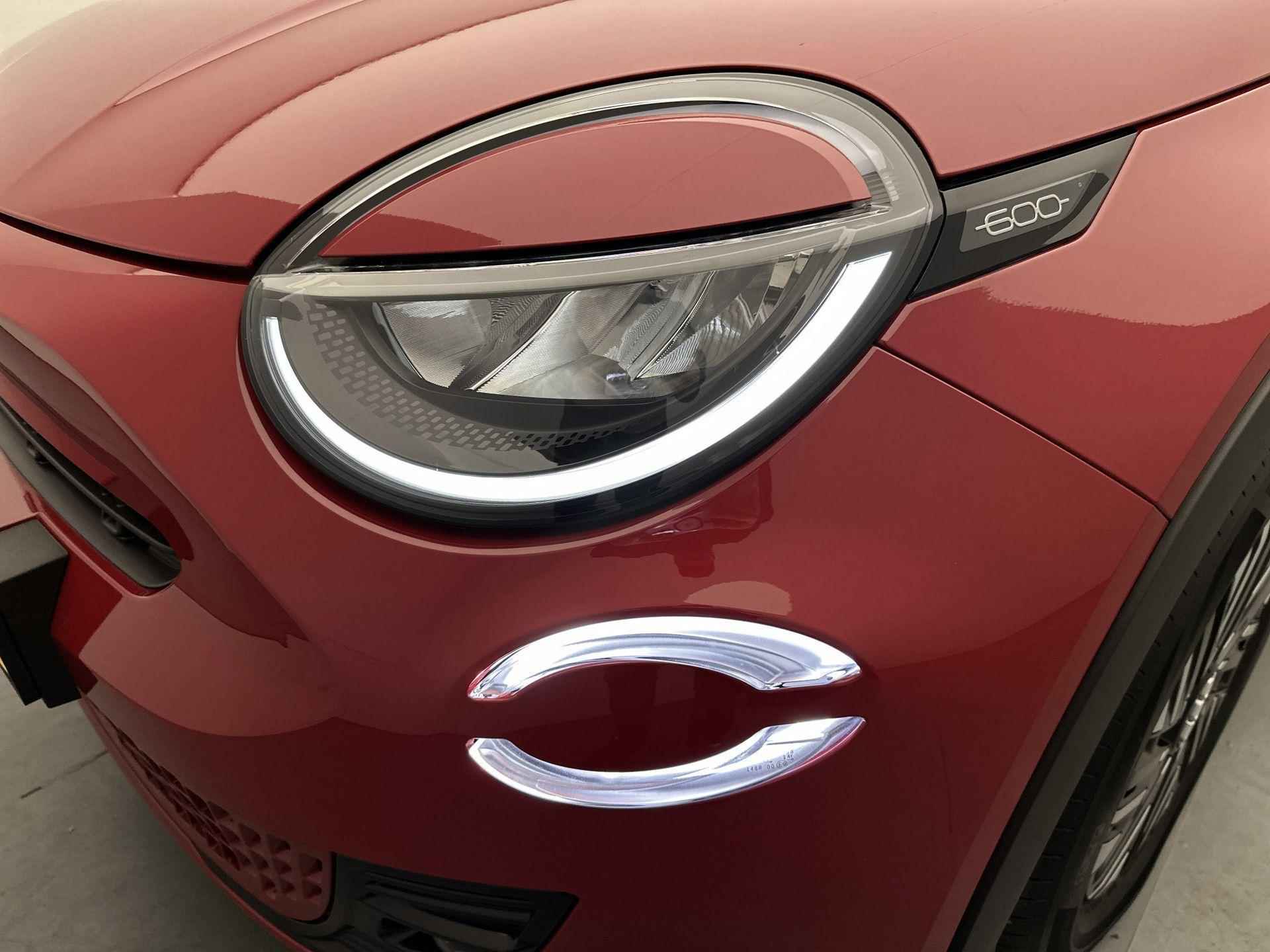 Fiat 600e EV RED 54 kWh 156 pk | Navigatie via Apple Carplay/Android Auto | Parkeersensoren Achter | Keyless Start | LED Koplampen | DAB Ontvanger | Volledig Digitaal Instrumentenpaneel | Climate Control | Cruise Control | LED Mistlampen | - 26/31