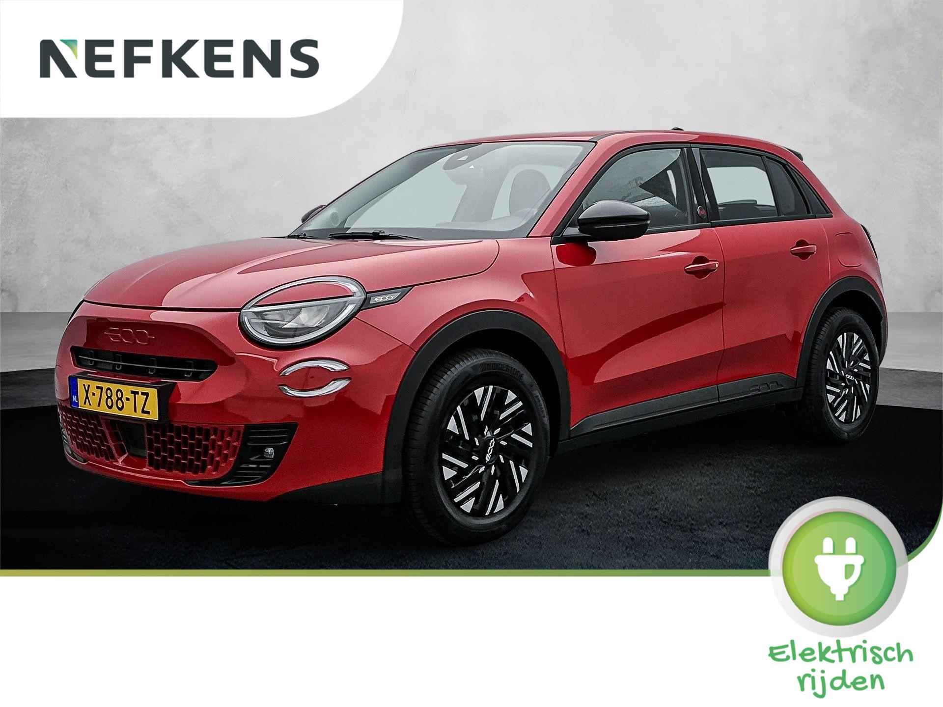 Fiat 600e EV RED 54 kWh 156 pk | Navigatie via Apple Carplay/Android Auto | Parkeersensoren Achter | Keyless Start | LED Koplampen | DAB Ontvanger | Volledig Digitaal Instrumentenpaneel | Climate Control | Cruise Control | LED Mistlampen | - 1/31