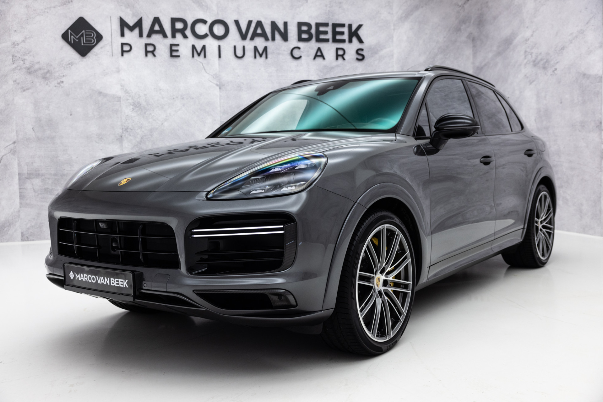 Porsche Cayenne Turbo S E-Hybrid 680 PK | Keramisch | 4W Sturing | Pano | 22" | Carbon