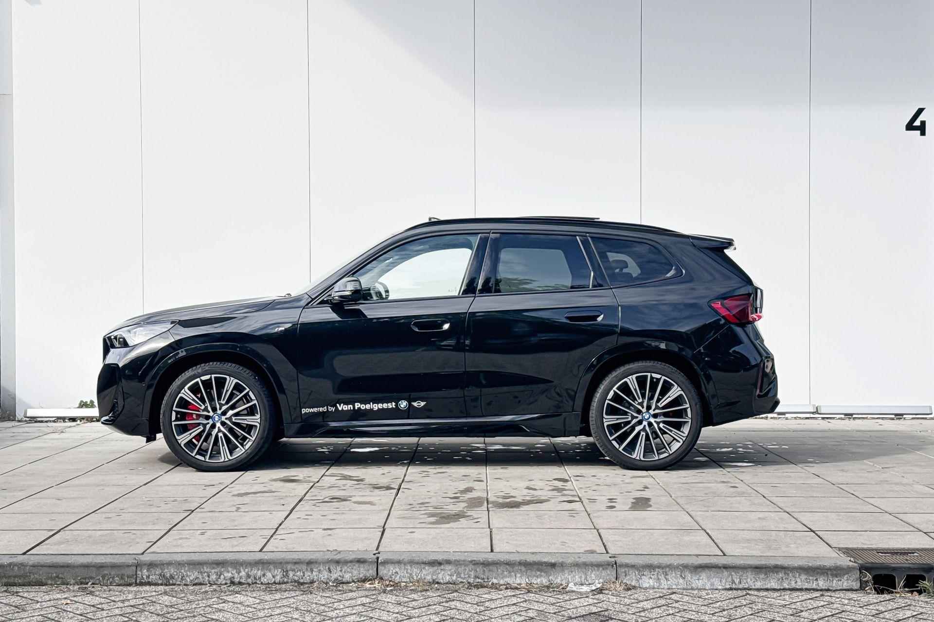 BMW iX1 xDrive30 Launch Edition M Sport Pro / Glazen Schuifdak / Head Up / Harman Kardon / Stuur Verwarmd / 22 kW lader / Driving Assistant / Comfort Access / Adaptief LED / 20 Inch - 2/24