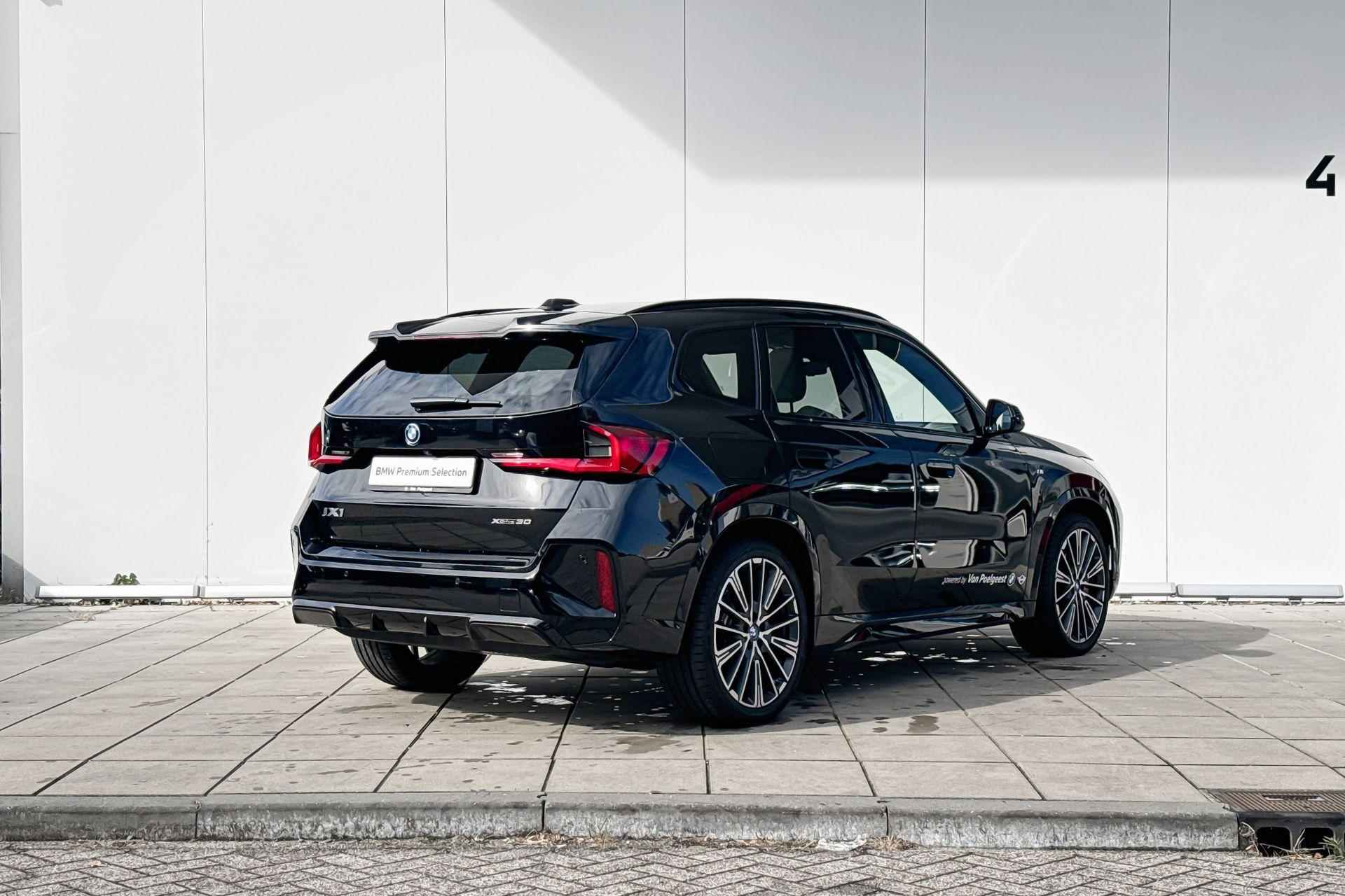 BMW iX1 xDrive30 Launch Edition M Sport Pro / Glazen Schuifdak / Head Up / Harman Kardon / Stuur Verwarmd / 22 kW lader / Driving Assistant / Comfort Access / Adaptief LED / 20 Inch - 4/24