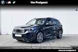 BMW iX1 xDrive30 Launch Edition M Sport Pro / Glazen Schuifdak / Head Up / Harman Kardon / Stuur Verwarmd / 22 kW lader / Driving Assistant / Comfort Access / Adaptief LED / 20 Inch