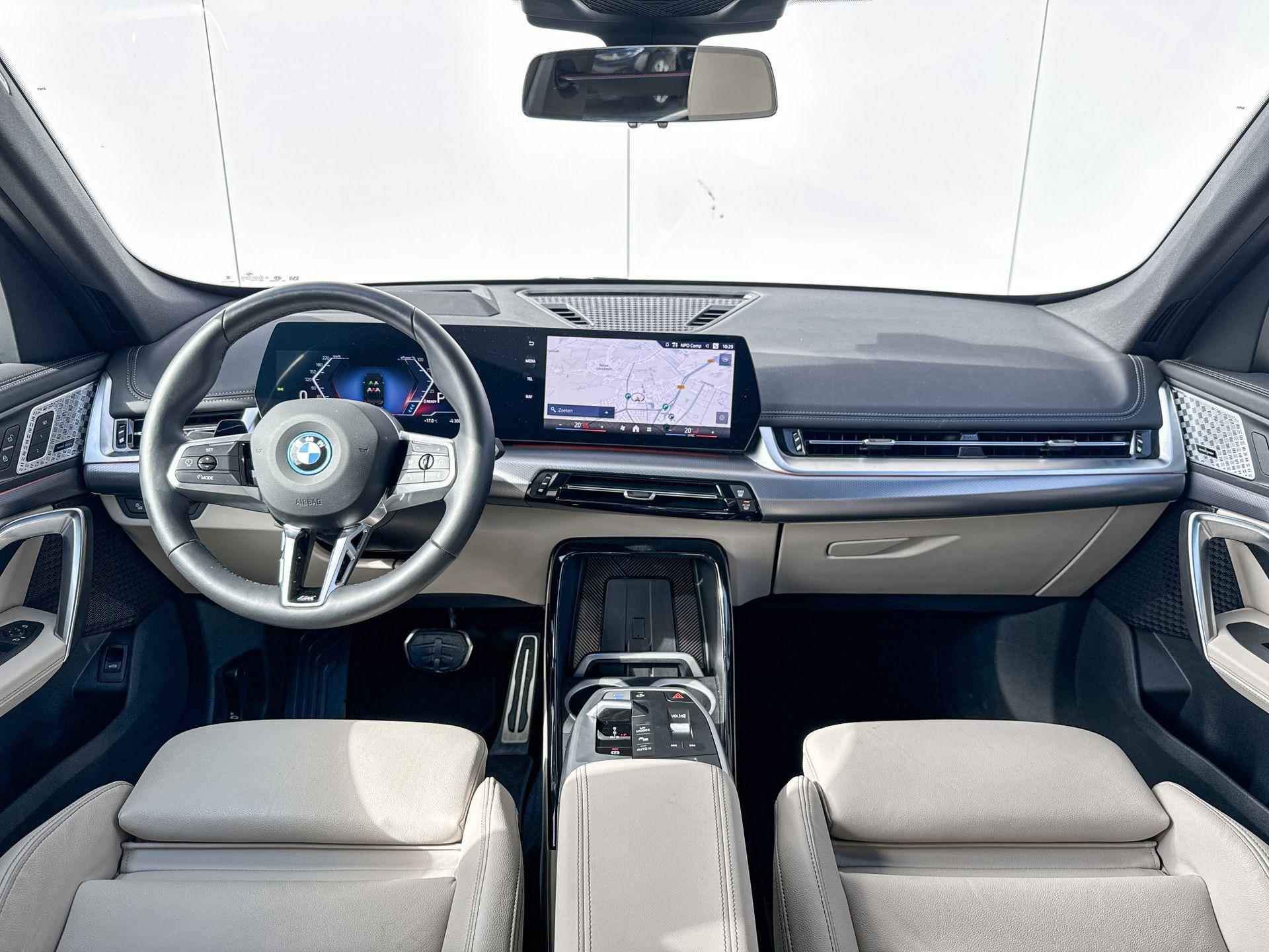 BMW iX1 xDrive30 Launch Edition M Sport Pro / Glazen Schuifdak / Head Up / Harman Kardon / Stuur Verwarmd / 22 kW lader / Driving Assistant / Comfort Access / Adaptief LED / 20 Inch - 8/24