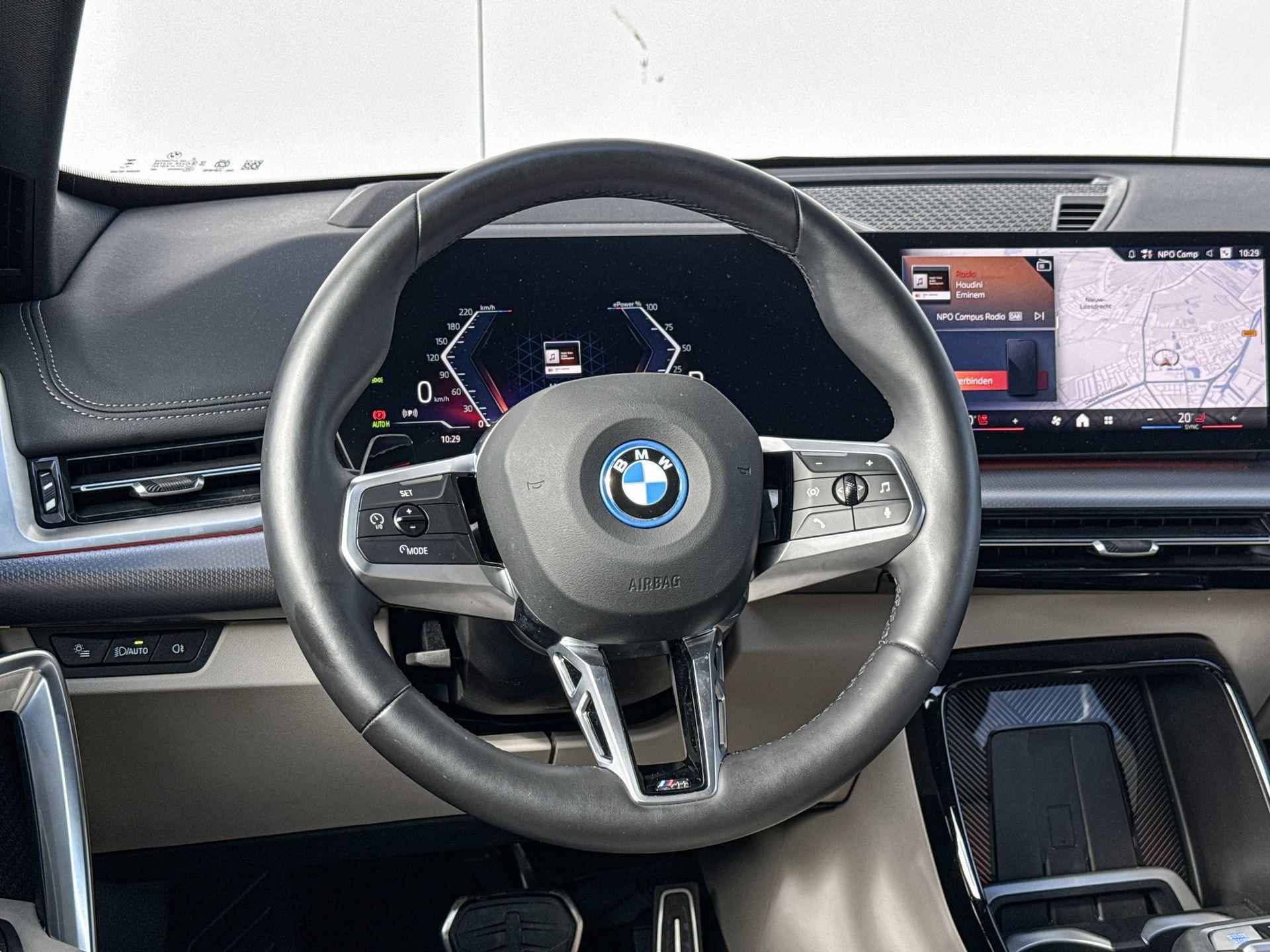 BMW iX1 xDrive30 Launch Edition M Sport Pro / Glazen Schuifdak / Head Up / Harman Kardon / Stuur Verwarmd / 22 kW lader / Driving Assistant / Comfort Access / Adaptief LED / 20 Inch - 9/24