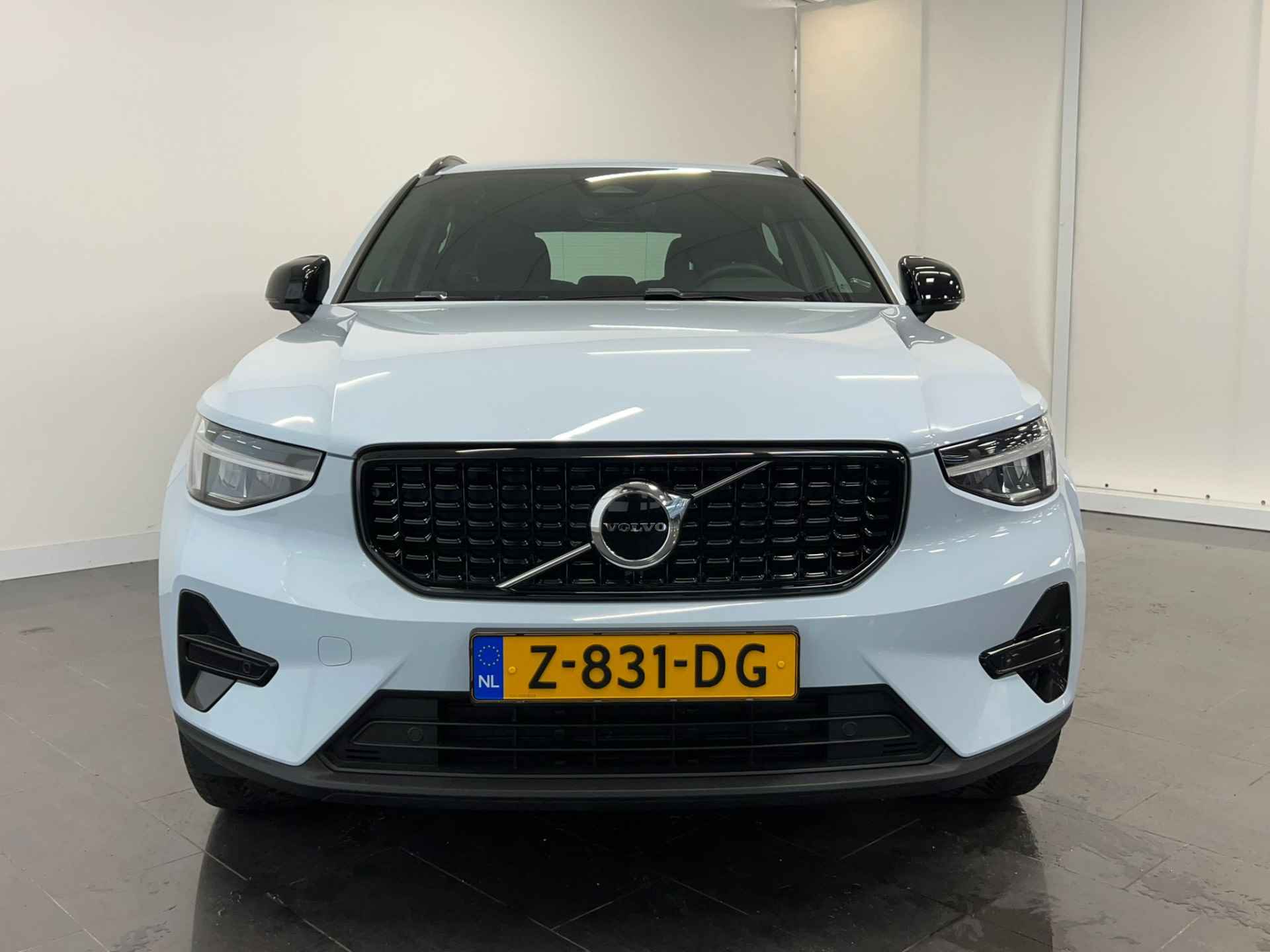 Volvo XC40 B4 Plus Dark | Cruise Adaptief | BLIS | Verwarmbare voorruit | Trekhaak | - 4/23