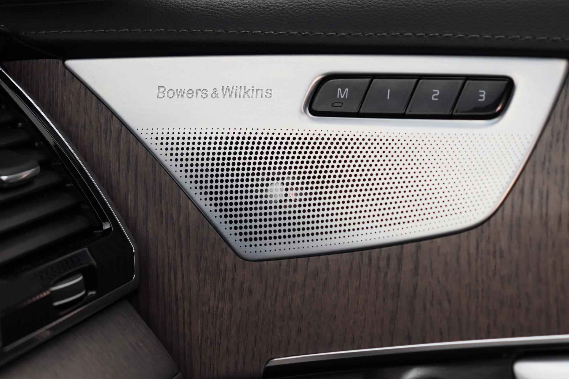 Volvo XC90 T8 Recharge AWD Ultimate Bright - Luchtvering - Panorama/schuifdak - IntelliSafe Assist & Surround - 360º Camera - Bowers & Wilkins audio - Verwarmde voorstoelen, stuur & achterbank - Parkeersensoren voor & achter - Elektr. bedienb. voorstoelen met geheugen - Draadloze tel. lader - Standkachel - Elektr. inklapbare trekhaak - 20' LMV - 17/27