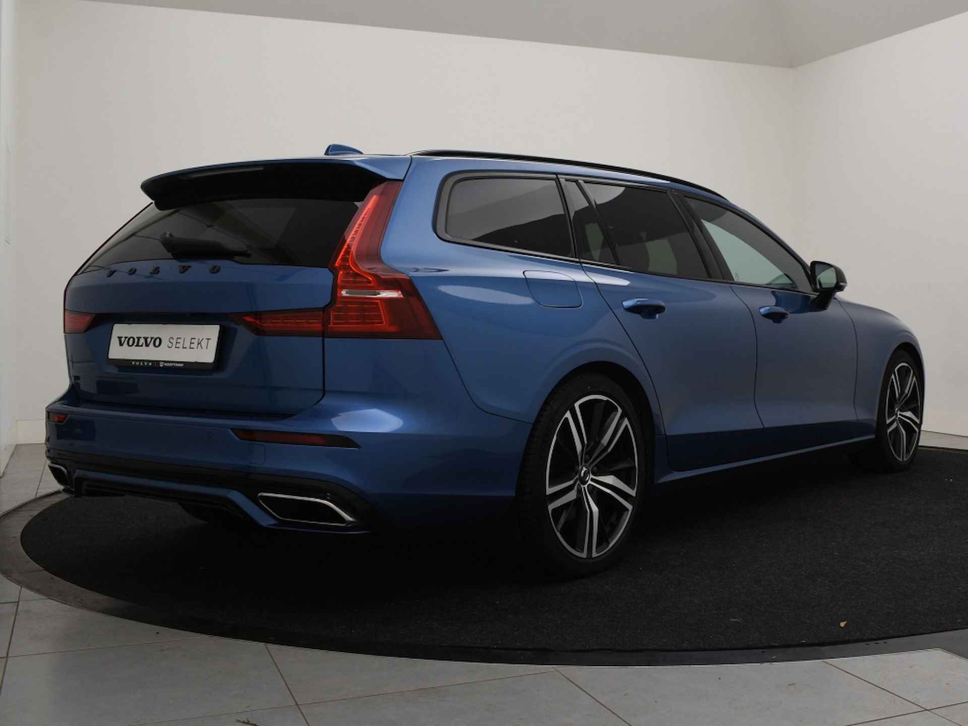 Volvo V60 B3 AUT(8) R-DESIGN HARMAN KARDON LEDER 19INCH STOELVERWARMING - 4/43