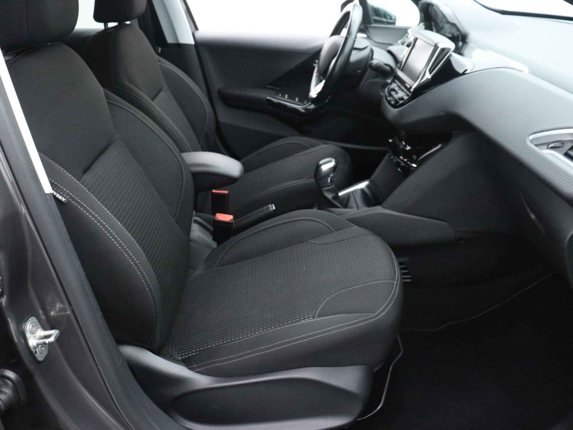 Peugeot 208 Allure 82pk | Navigatie | Achteruitrijcamera | Climate Control | Cruise Control | Parkeersensoren | Apple Carplay / Android Auto | Bluetooth | Armsteun | Donker getint glas | 16" lichtmetalen velgen | - 14/35