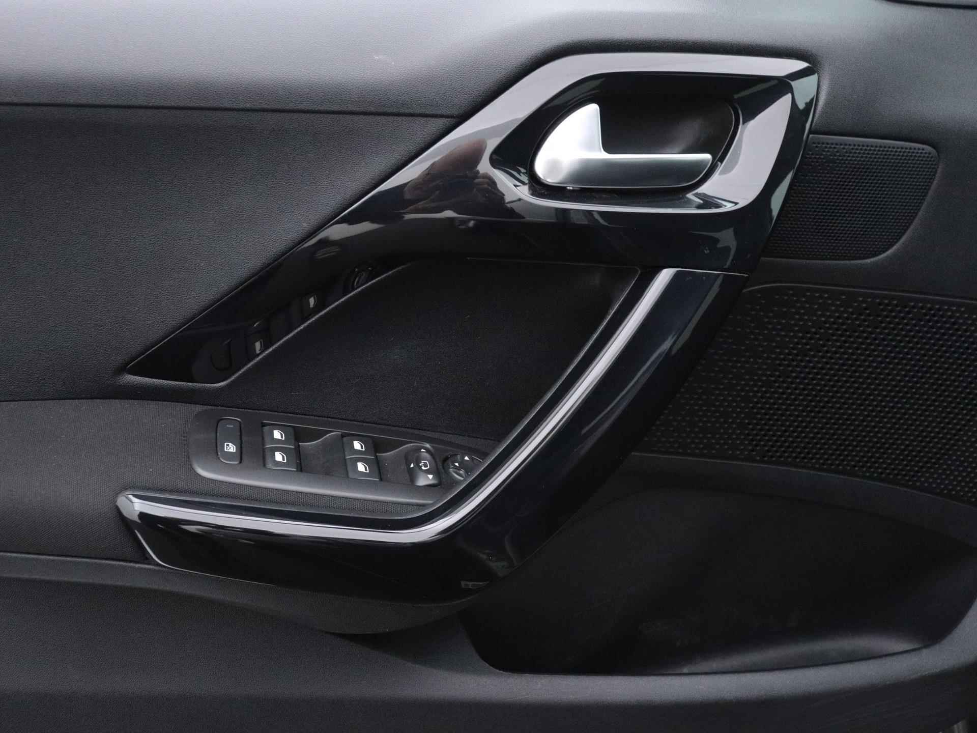 Peugeot 208 Allure 82pk | Navigatie | Achteruitrijcamera | Climate Control | Cruise Control | Parkeersensoren | Apple Carplay / Android Auto | Bluetooth | Armsteun | Donker getint glas | 16" lichtmetalen velgen | - 15/35