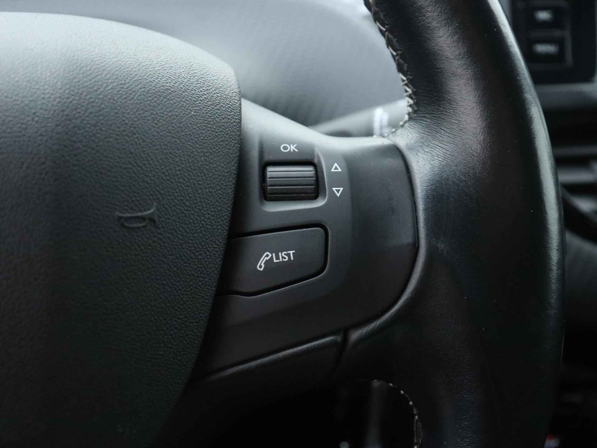 Peugeot 208 Allure 82pk | Navigatie | Achteruitrijcamera | Climate Control | Cruise Control | Parkeersensoren | Apple Carplay / Android Auto | Bluetooth | Armsteun | Donker getint glas | 16" lichtmetalen velgen | - 18/35