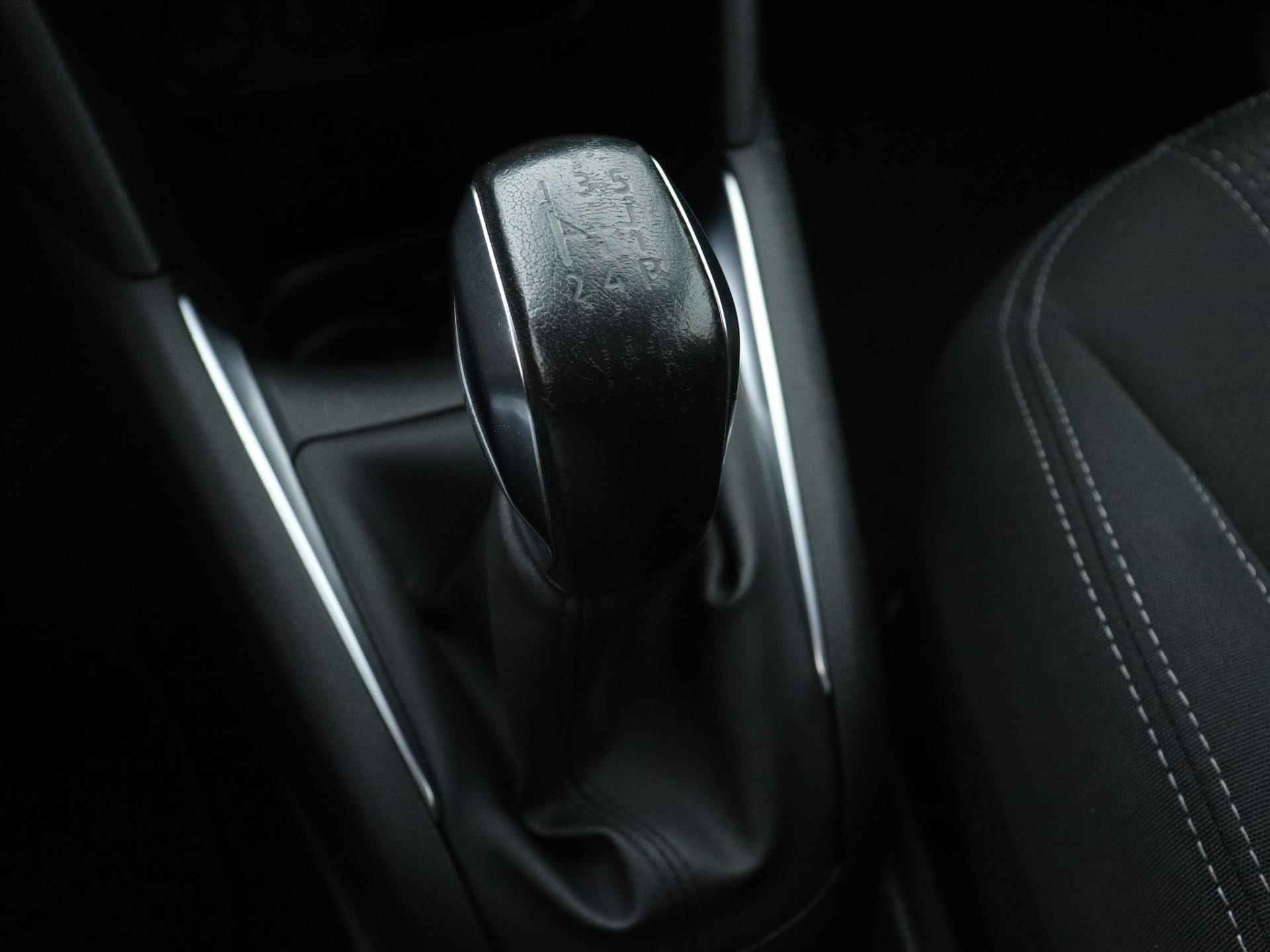 Peugeot 208 Allure 82pk | Navigatie | Achteruitrijcamera | Climate Control | Cruise Control | Parkeersensoren | Apple Carplay / Android Auto | Bluetooth | Armsteun | Donker getint glas | 16" lichtmetalen velgen | - 26/35