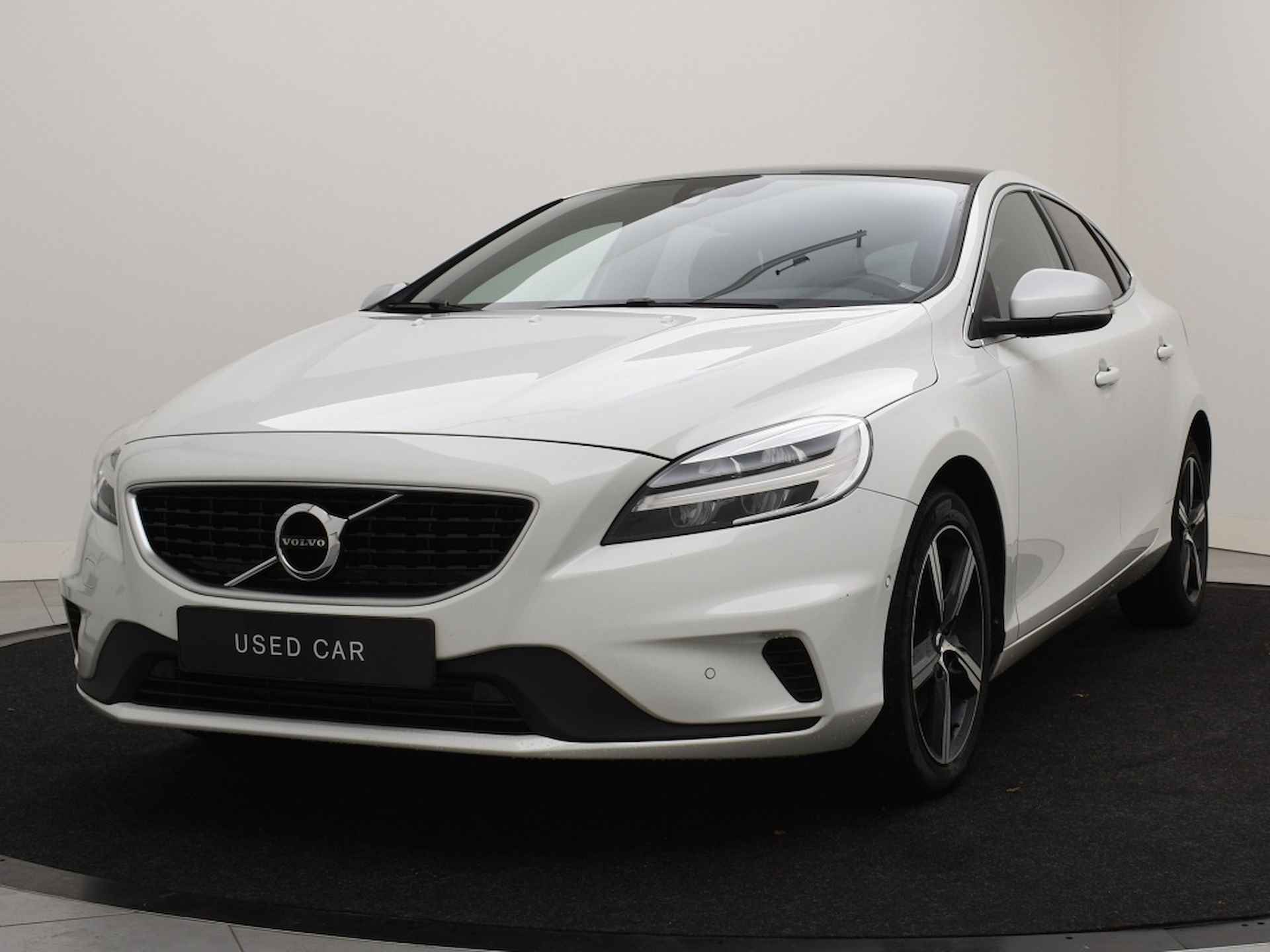 Volvo V40 T3 AUT(6) POLAR+ SPORT PANORAMADAK HARMAN KARDON KEYLESS 17INCH - 2/35