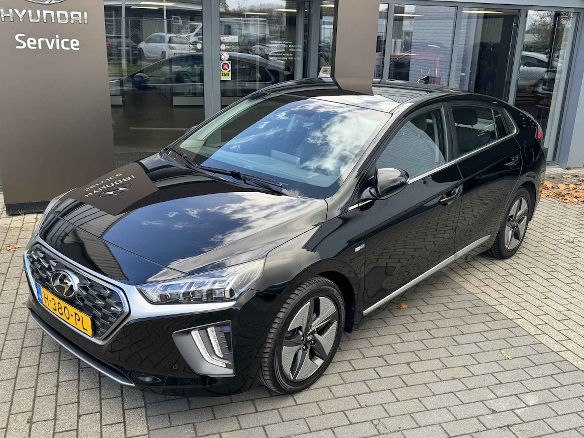 Hyundai IONIQ 1.6 GDi Comfort Plus | Navigatie | Achteruitrijcamera | Cruise c - 2/28