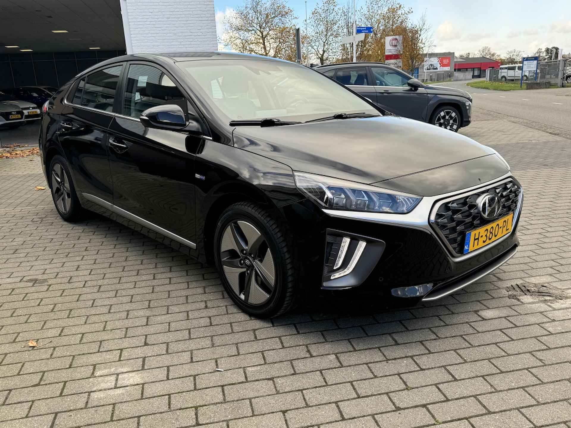 Hyundai IONIQ 1.6 GDi Comfort Plus | Navigatie | Achteruitrijcamera | Cruise c - 3/28