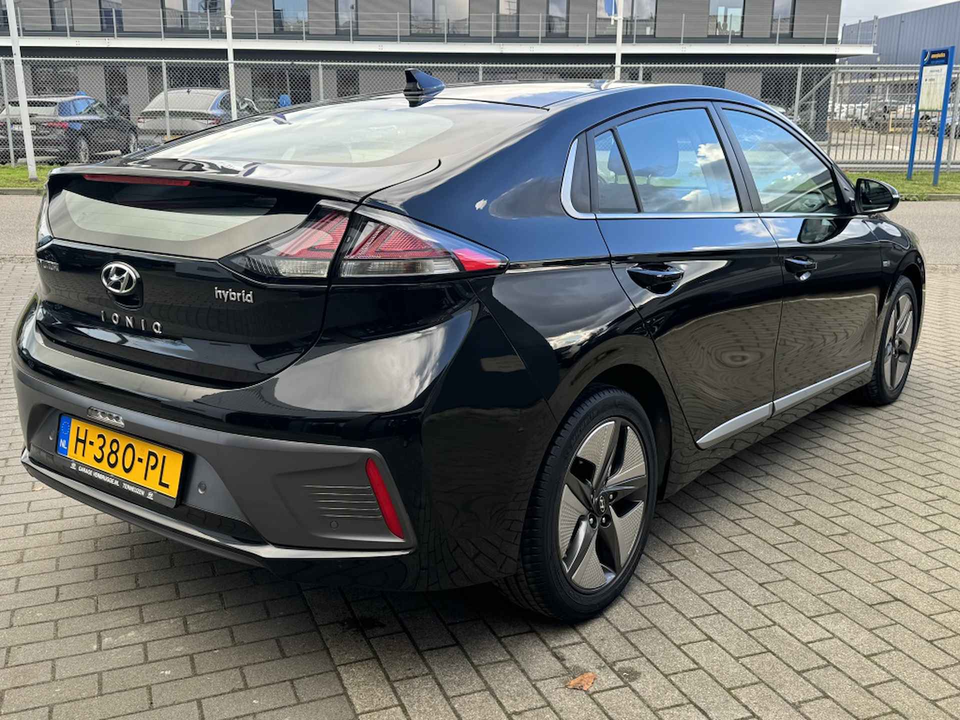 Hyundai IONIQ 1.6 GDi Comfort Plus | Navigatie | Achteruitrijcamera | Cruise c - 4/28