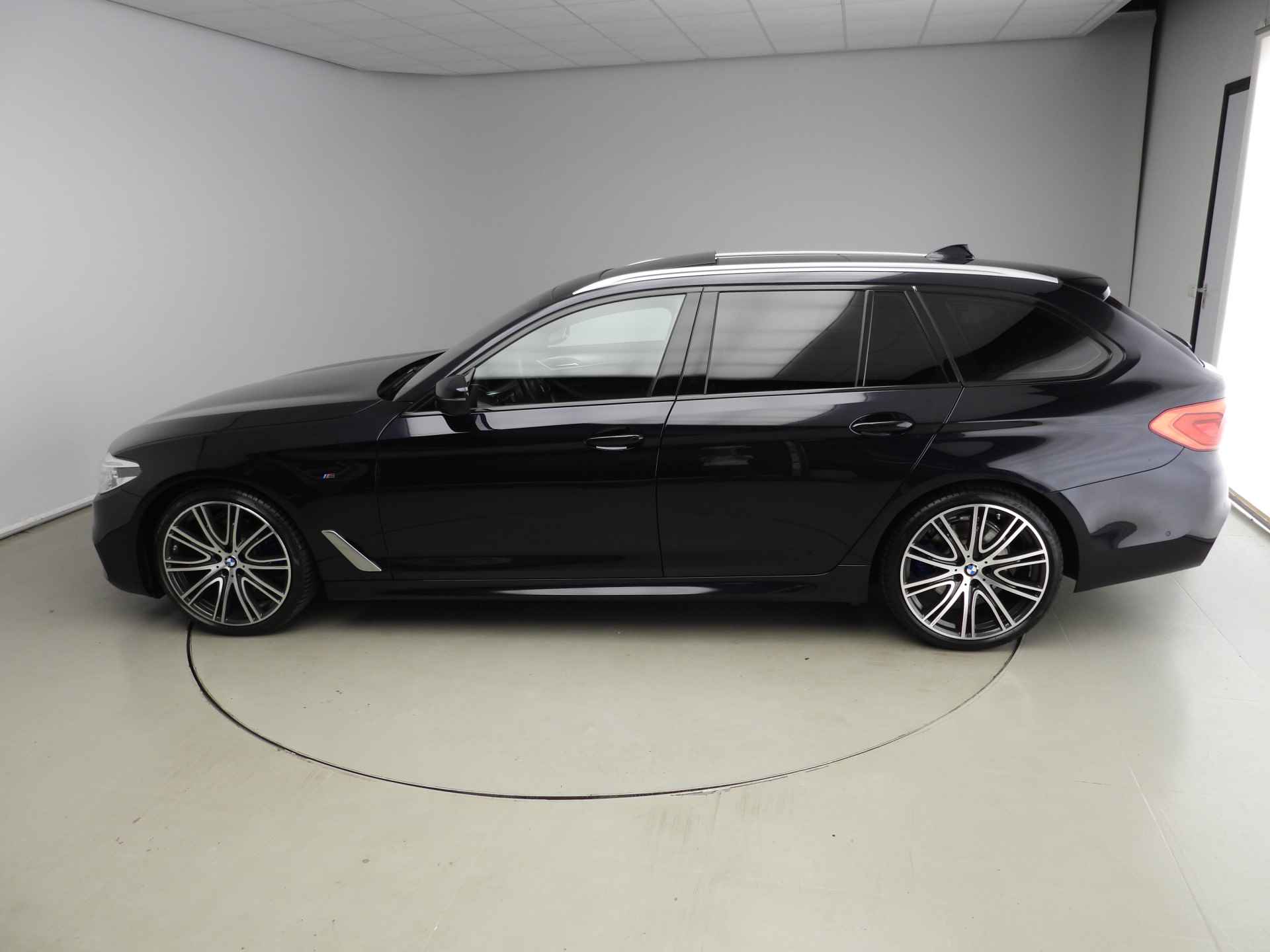 BMW 5 Serie Touring 520i M-Sportpakket / LED / Leder / HUD / Schuifdak / Chrome line / DAB / Hifi speakers / Alu 20 inch - 3/40