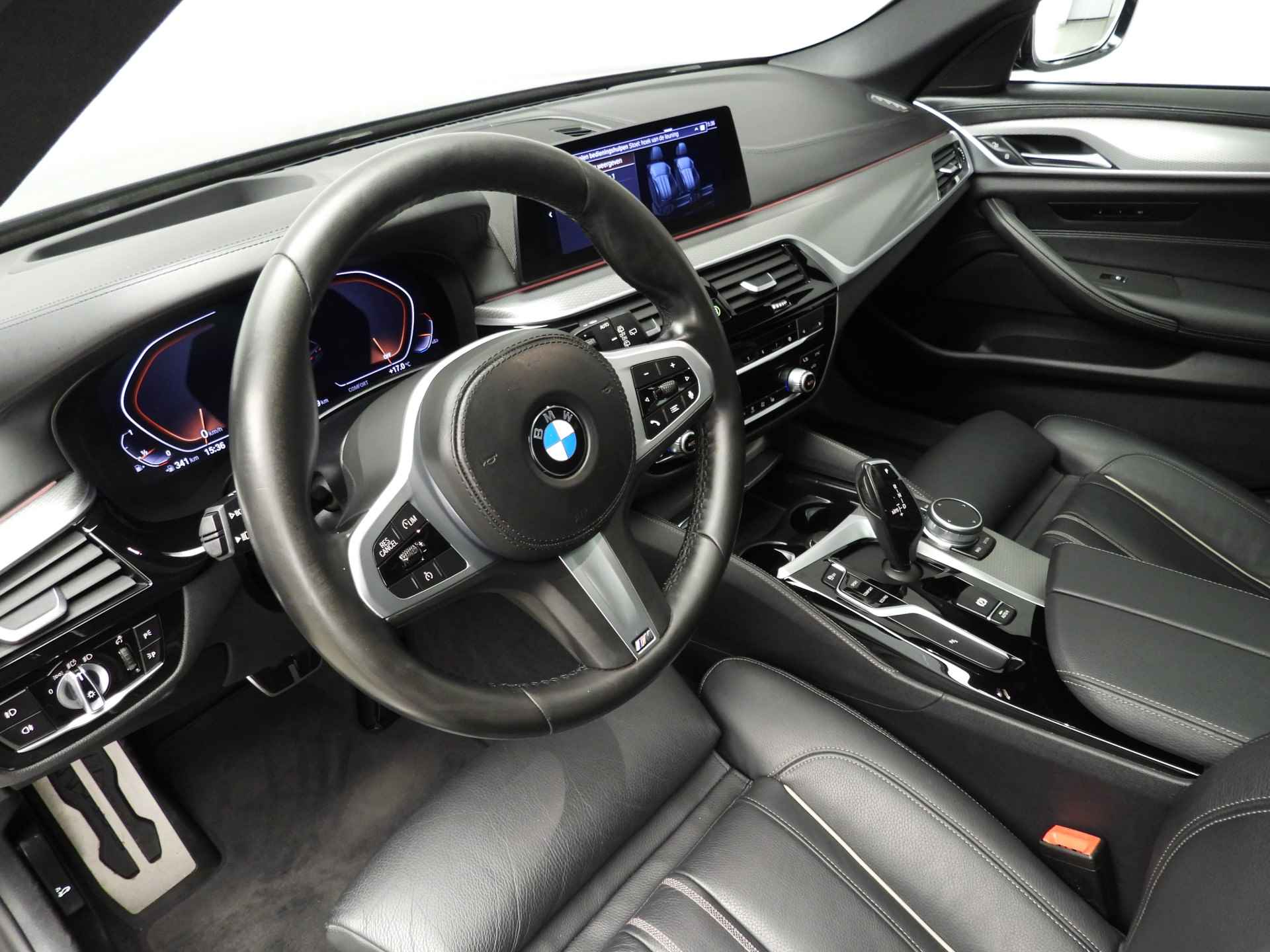BMW 5 Serie Touring 520i M-Sportpakket / LED / Leder / HUD / Schuifdak / Chrome line / DAB / Hifi speakers / Alu 20 inch - 5/40