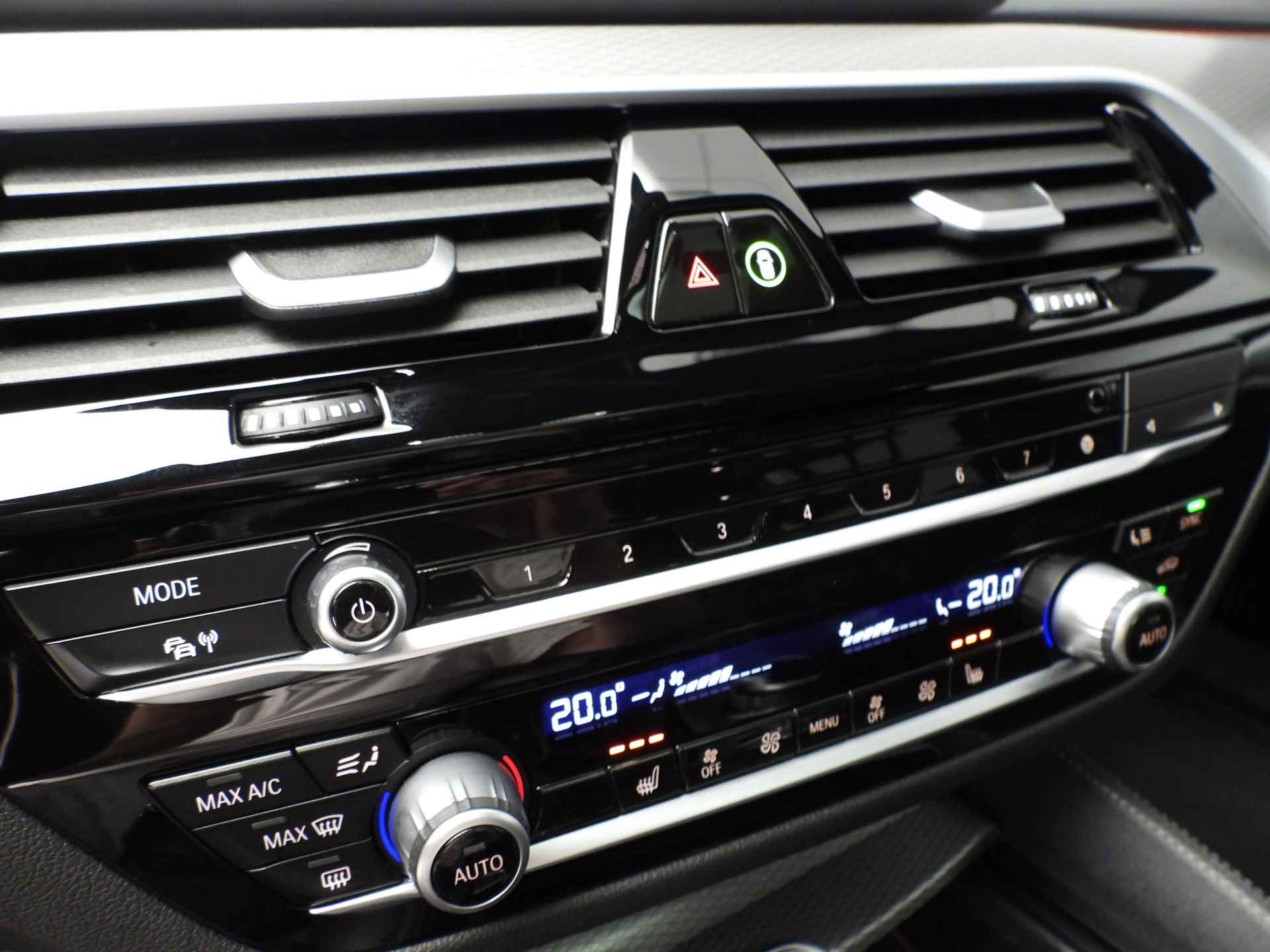 BMW 5 Serie Touring 520i M-Sportpakket / LED / Leder / HUD / Schuifdak / Chrome line / DAB / Hifi speakers / Alu 20 inch - 12/40
